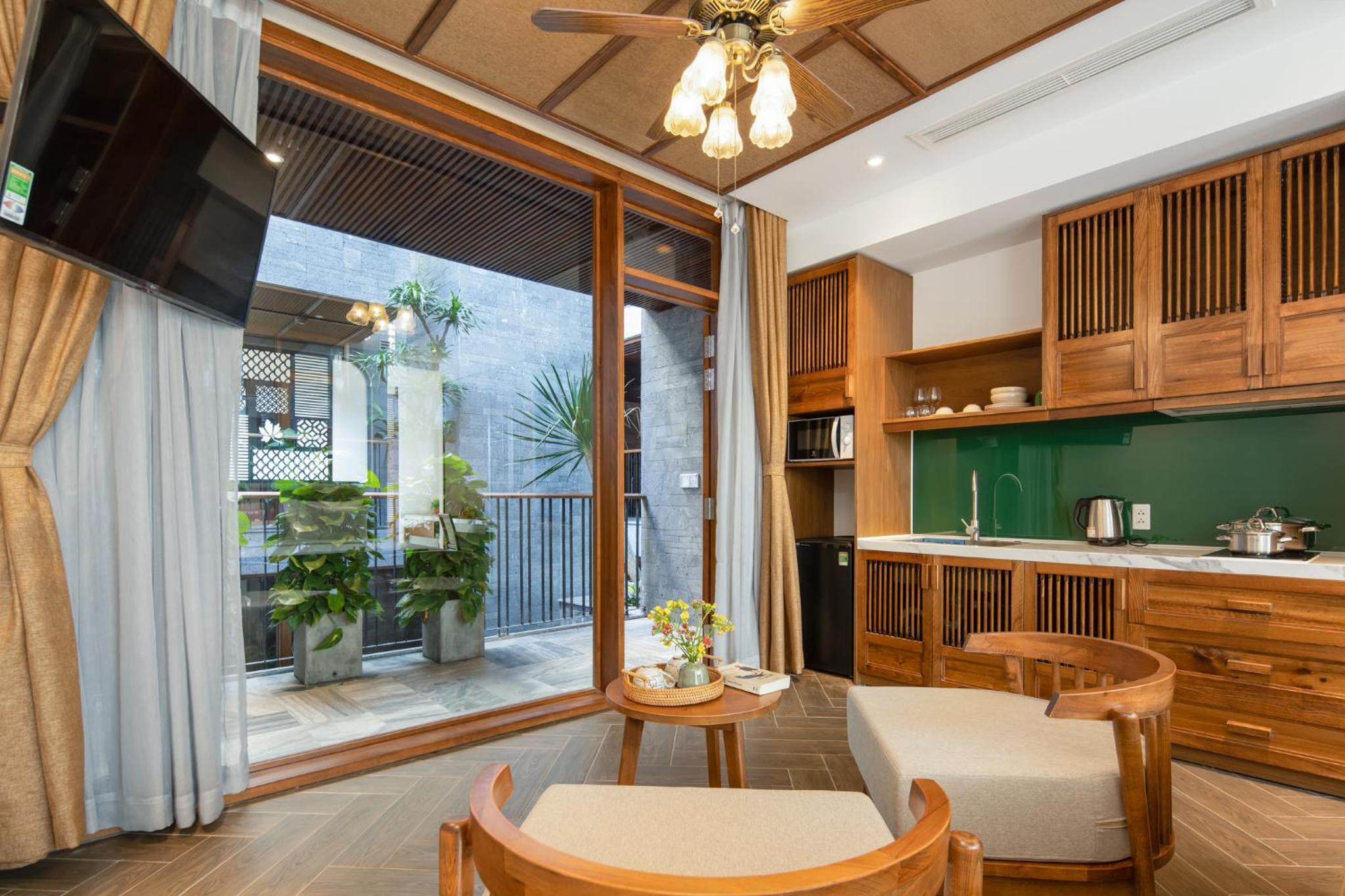 Studio with Koi View - Photo 3