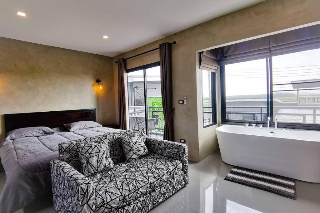Villa - Photo 1