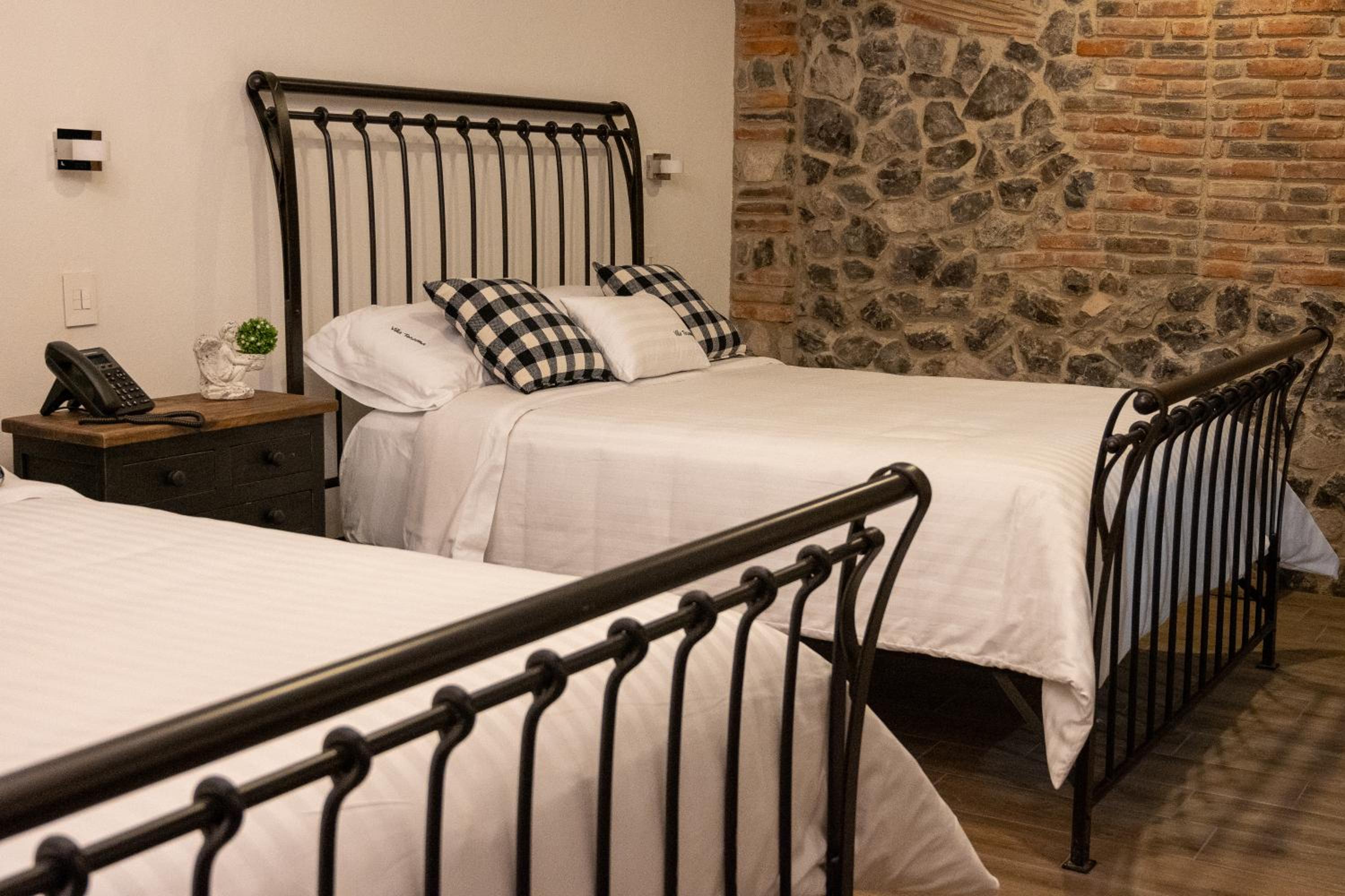 Deluxe Queen Suite