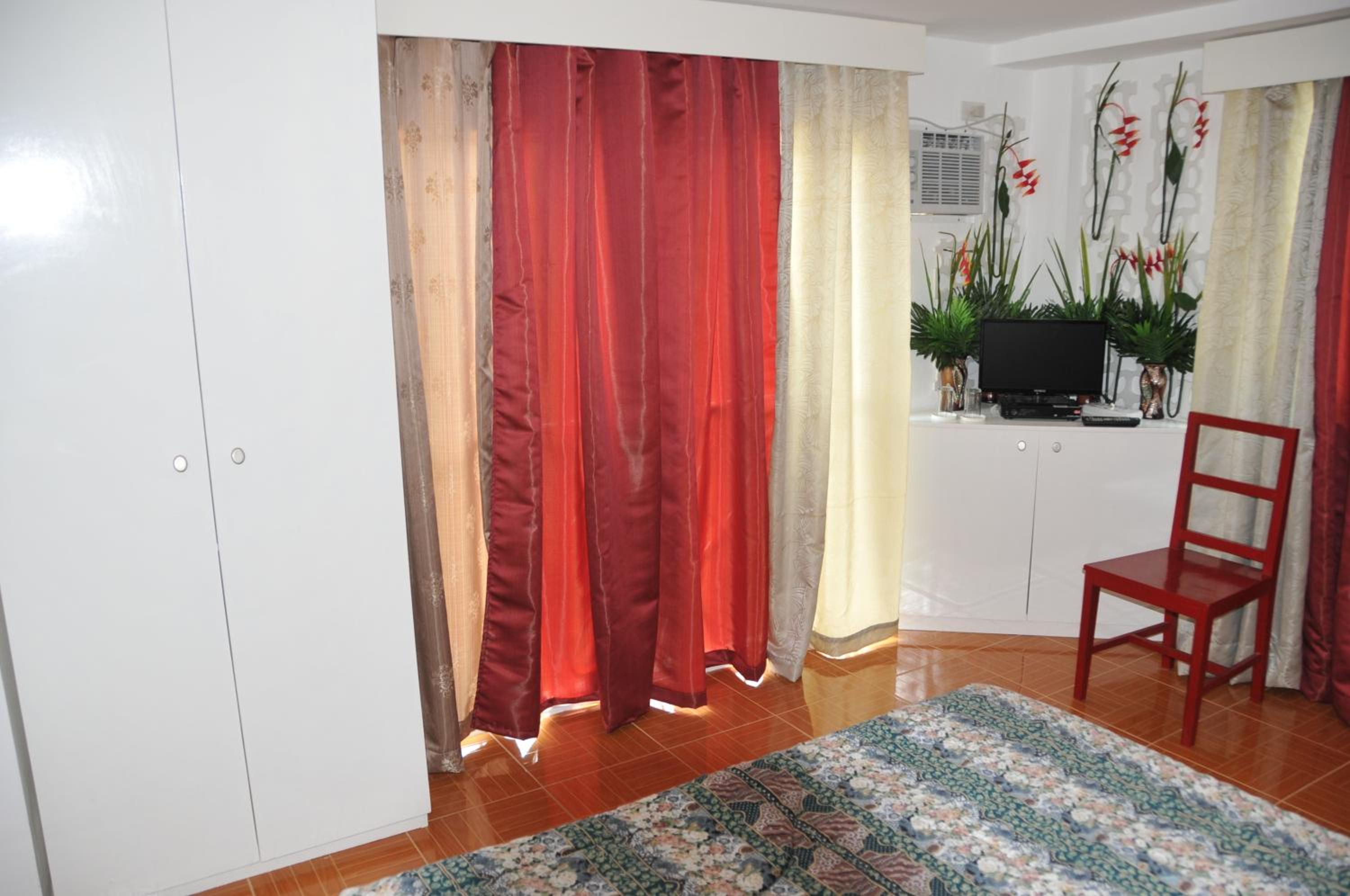 Queen Room with Garden View - Photo 3
