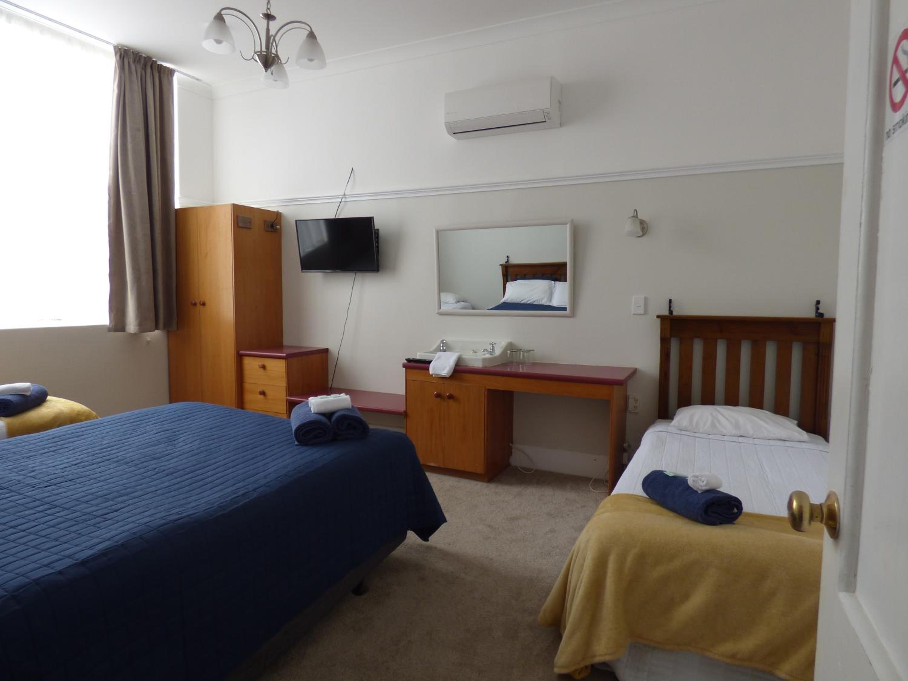 Quadruple Room with Shared Bathroom photo 2