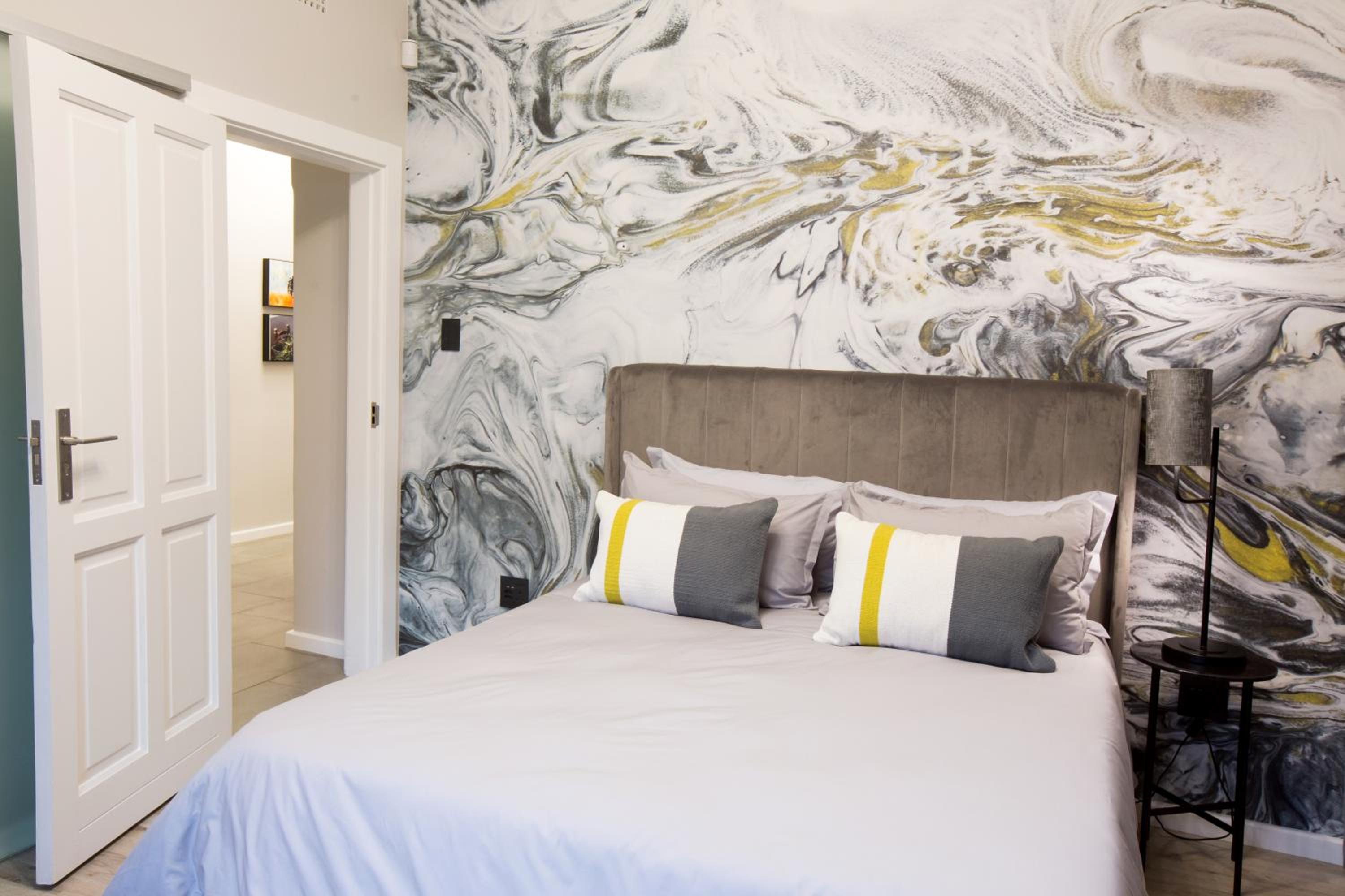 Queen Room photo 2