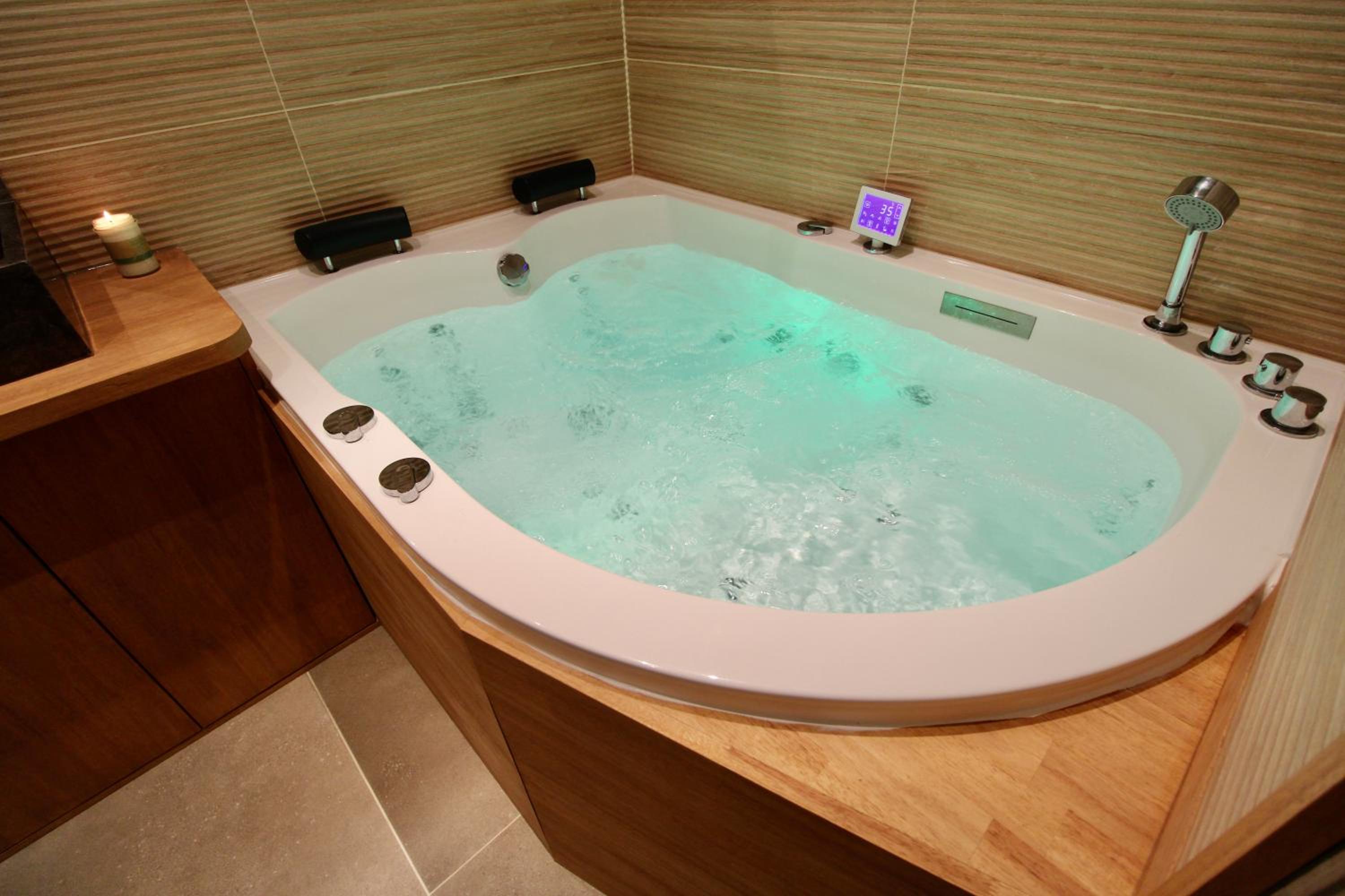 King Room with Spa Bath - Photo 9