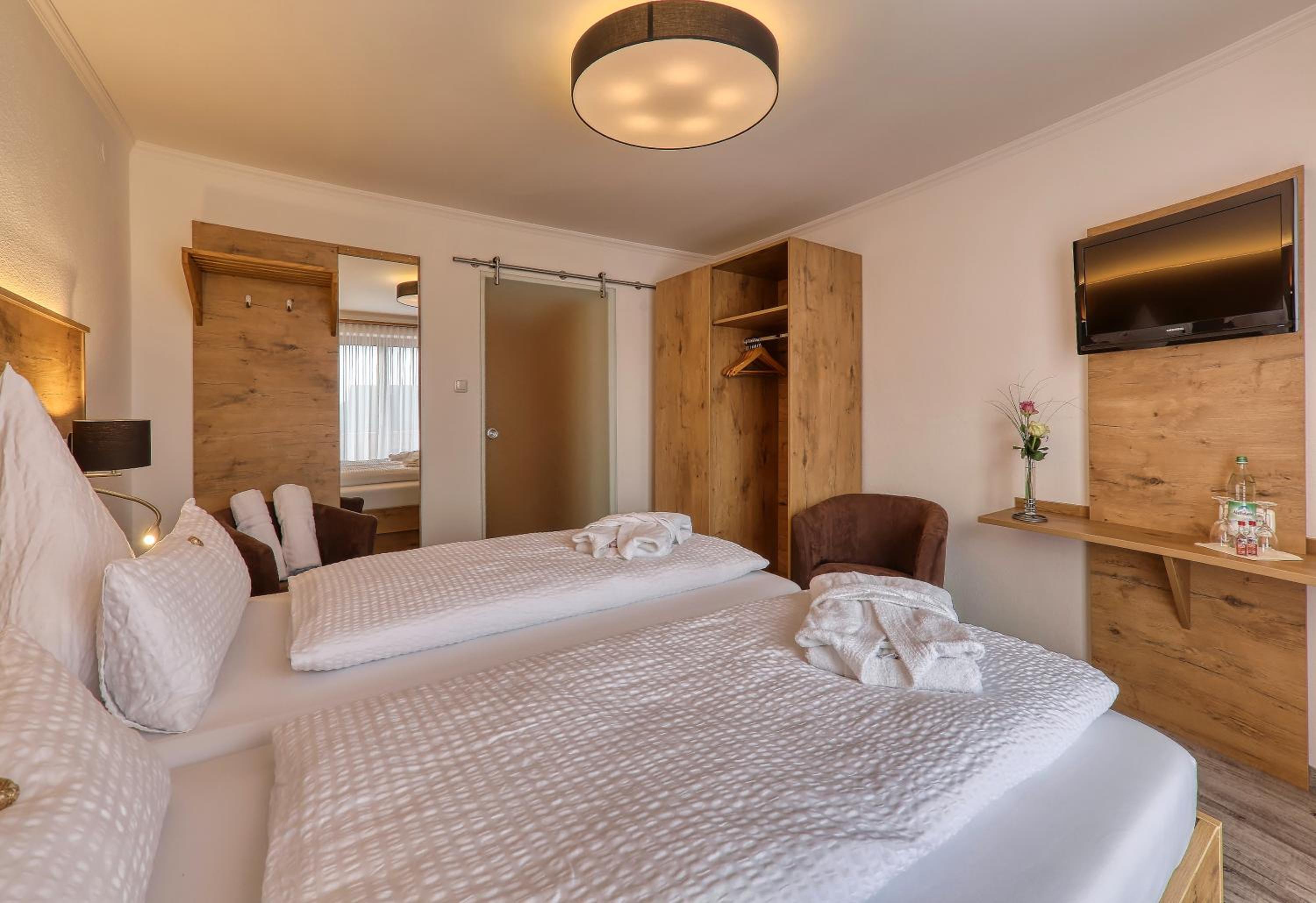 Double Room with Balcony - Photo 2