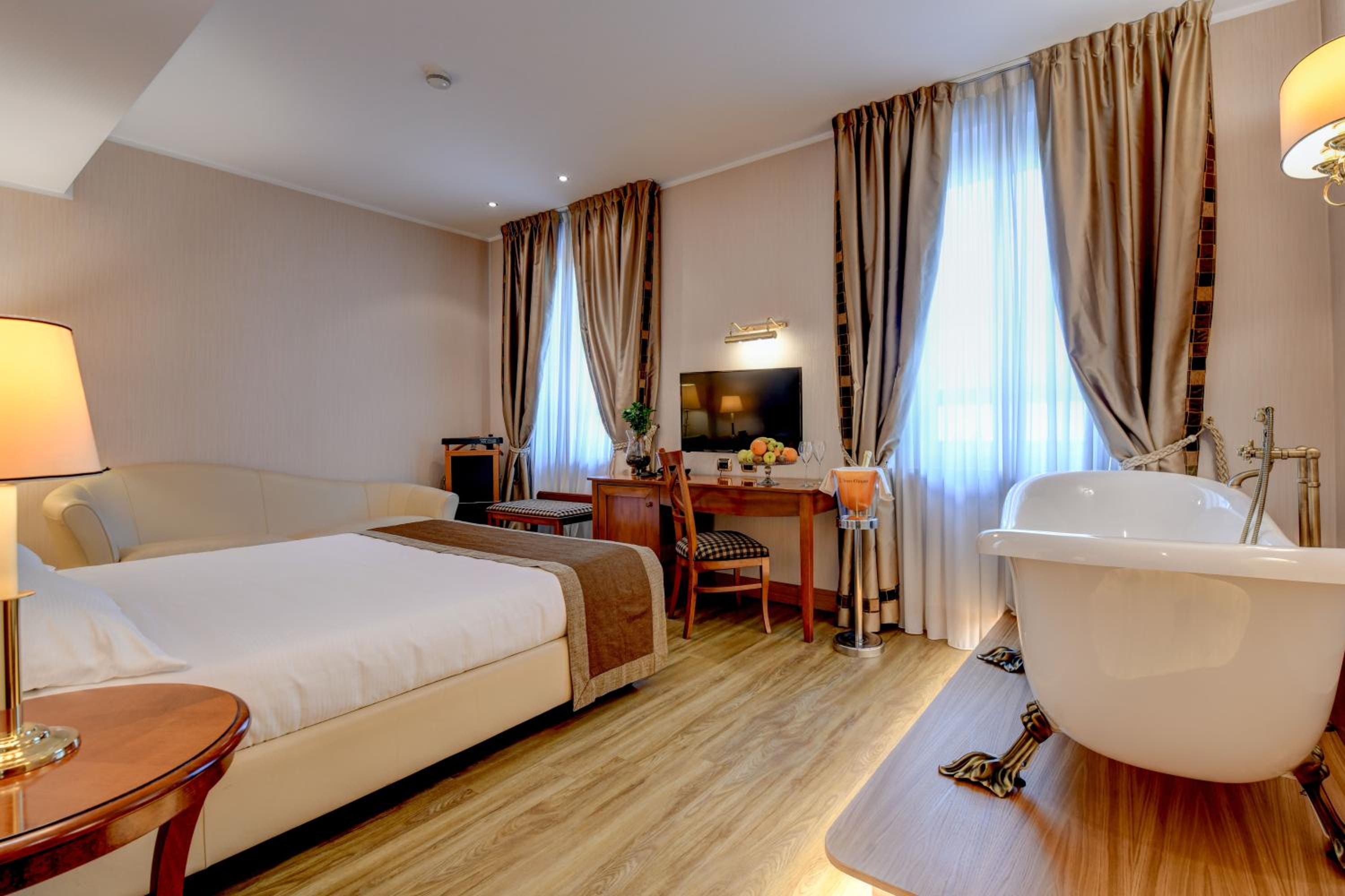 Deluxe Double Room with Bath - Photo 8