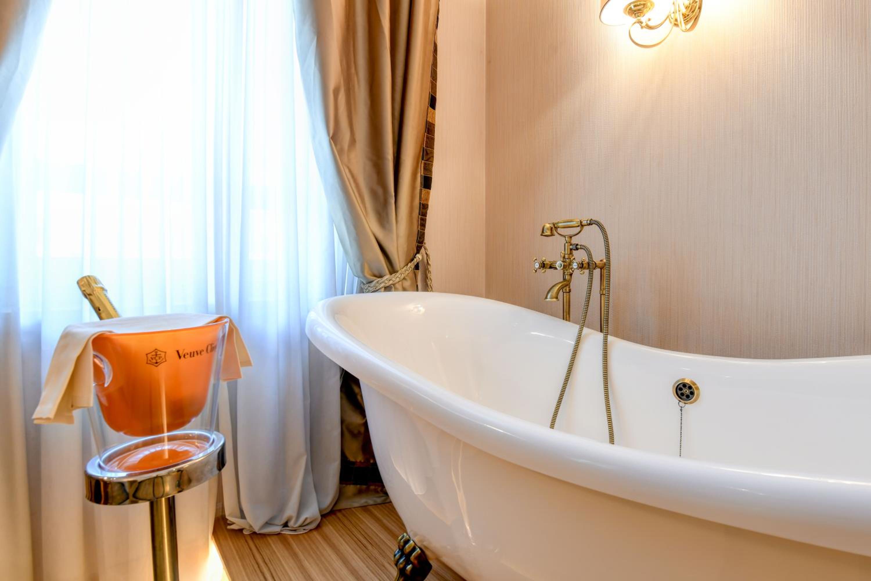 Deluxe Double Room with Bath - Photo 7