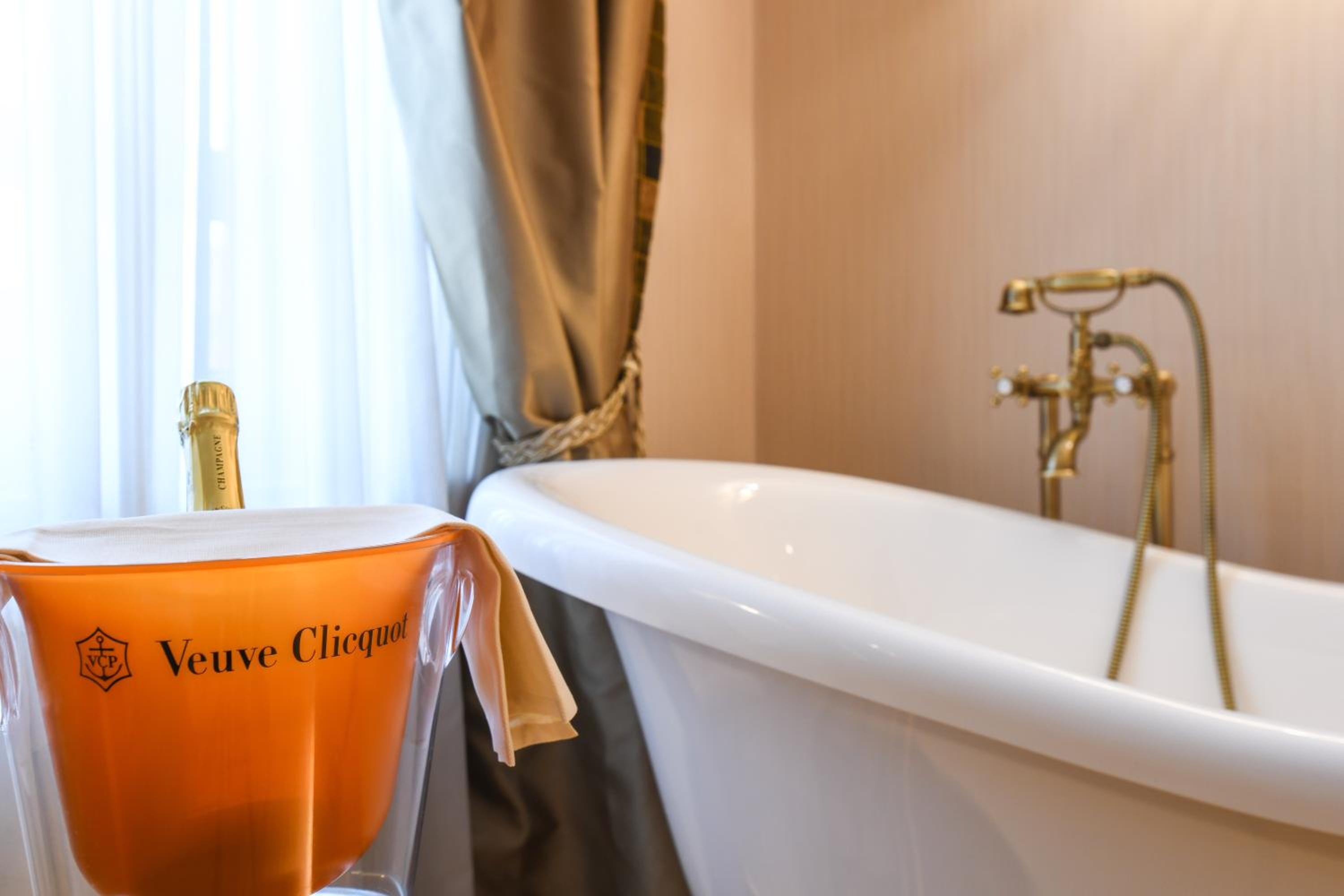 Deluxe Double Room with Bath - Photo 10