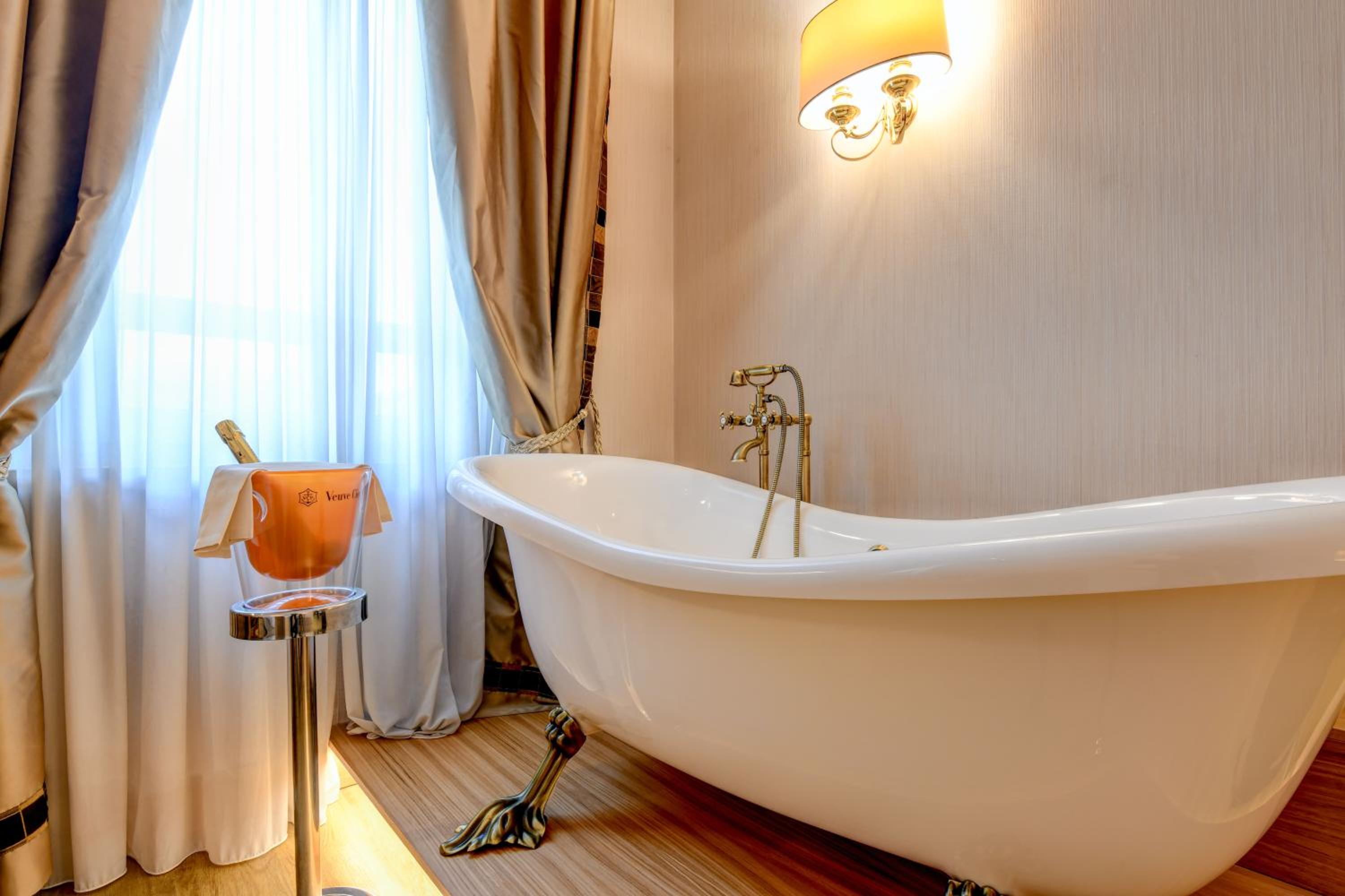 Deluxe Double Room with Bath - Photo 9