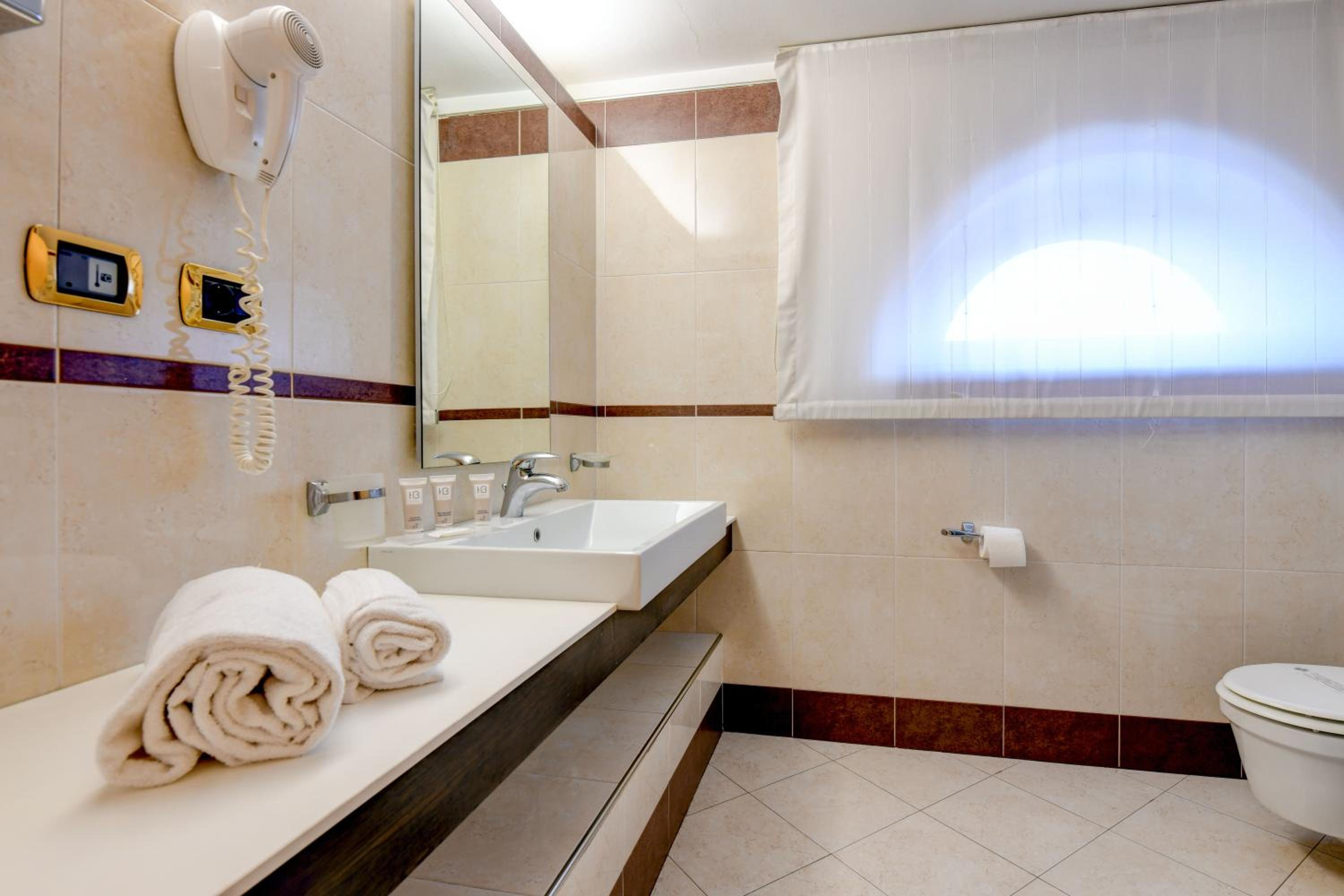 Deluxe Double Room with Bath - Photo 11