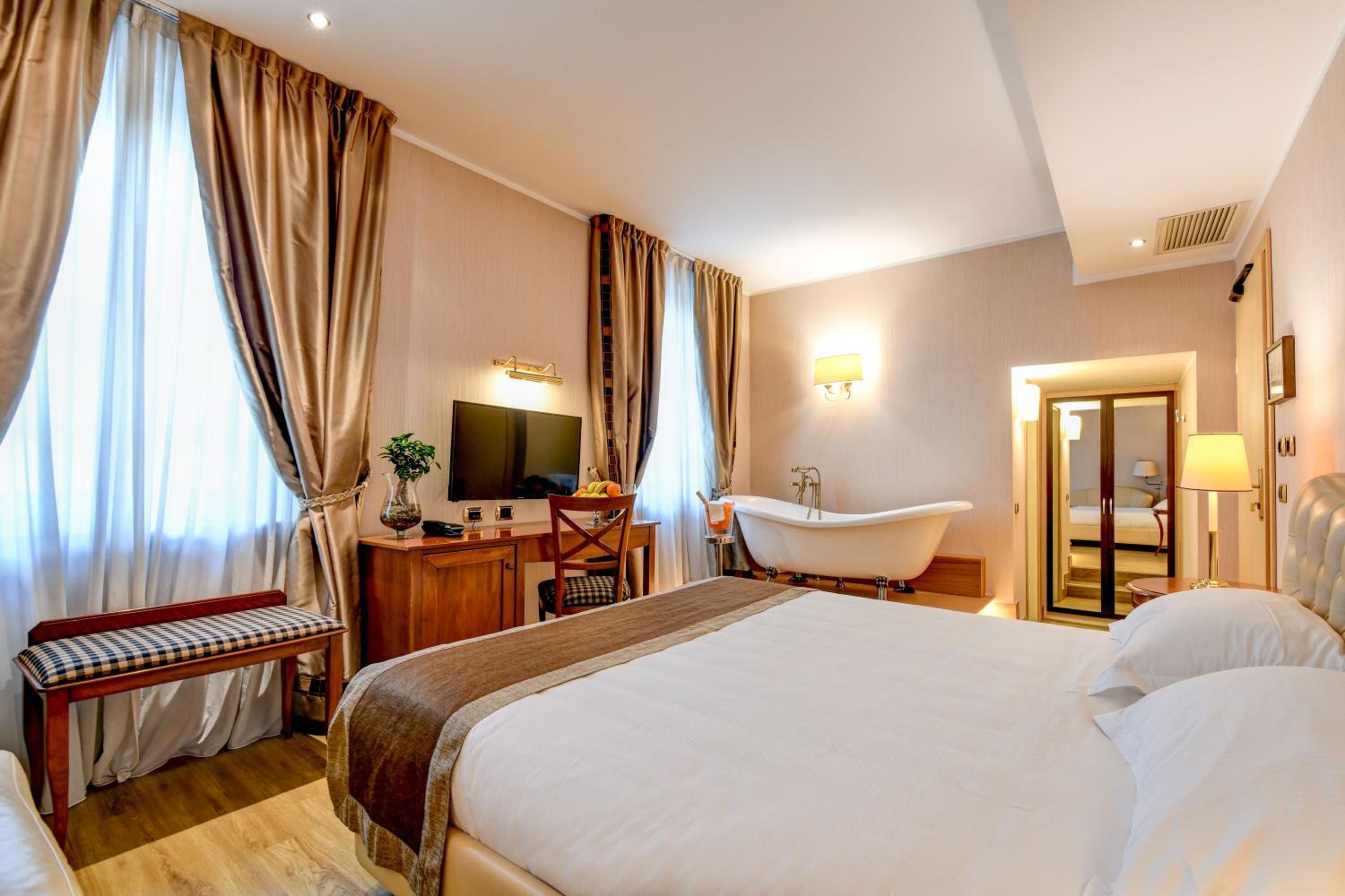 Deluxe Double Room with Bath - Photo 15