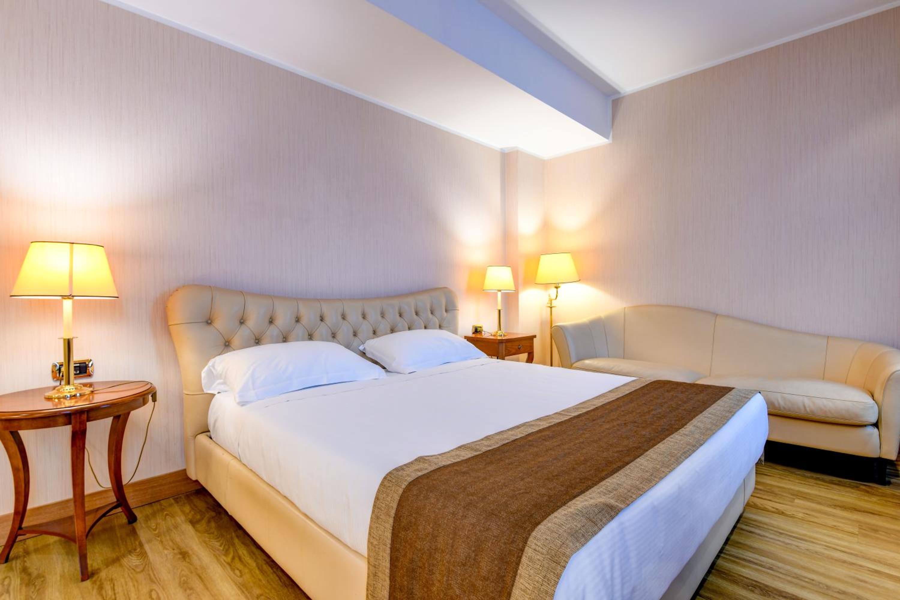 Deluxe Double Room with Bath - Photo 13