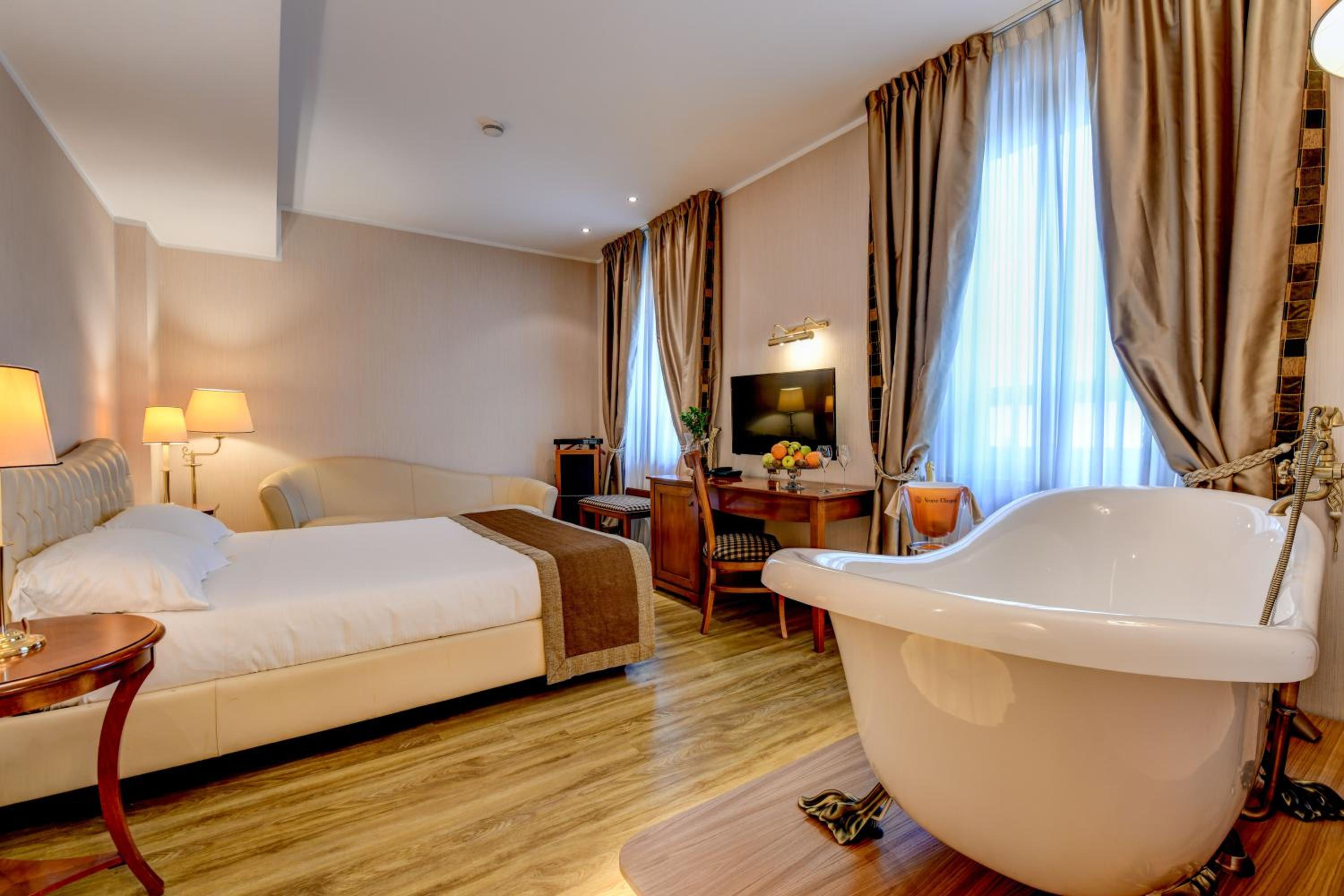 Deluxe Double Room with Bath - Photo 14
