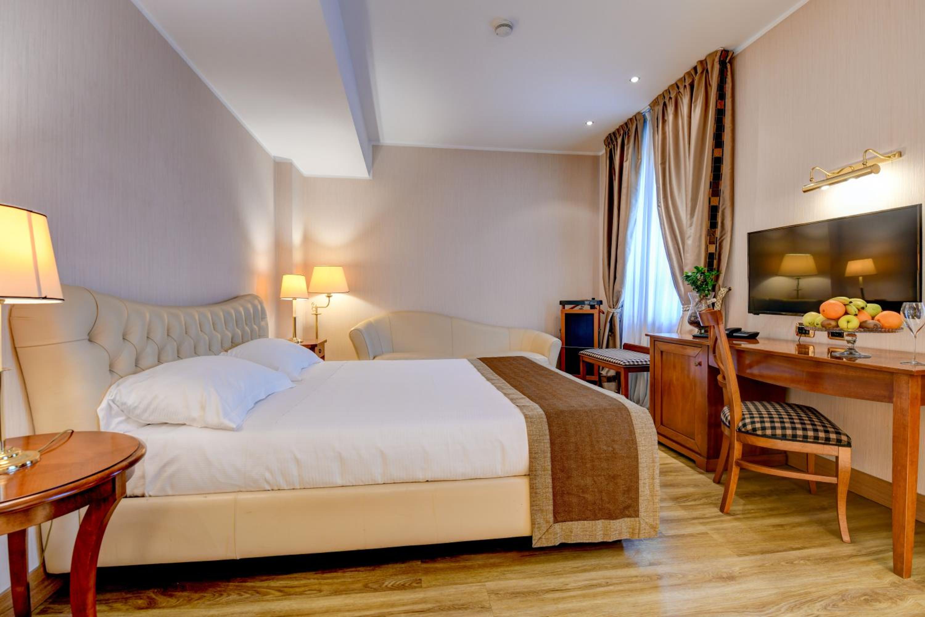 Deluxe Double Room with Bath - Photo 12