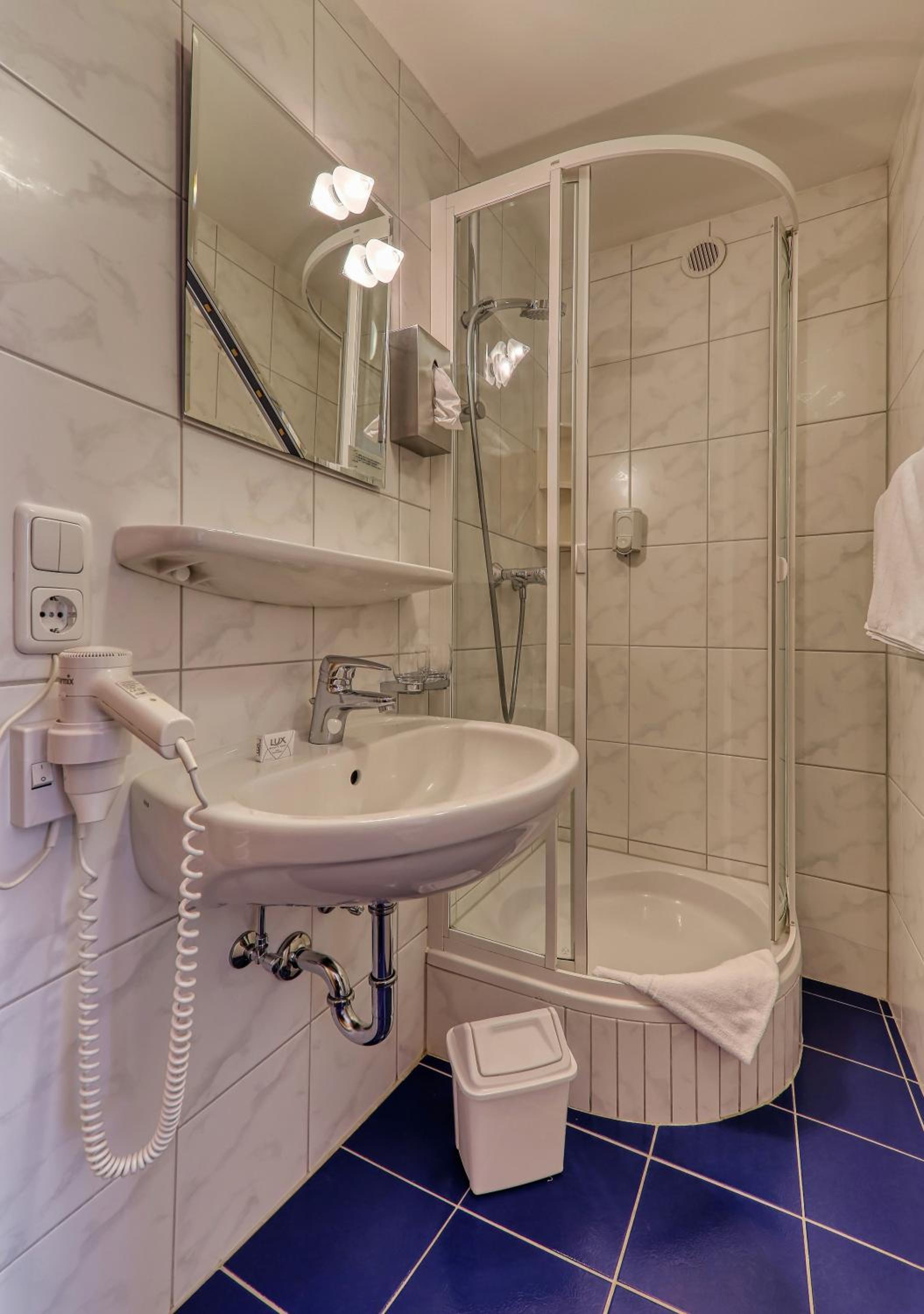 Double Room with Balcony - Photo 3