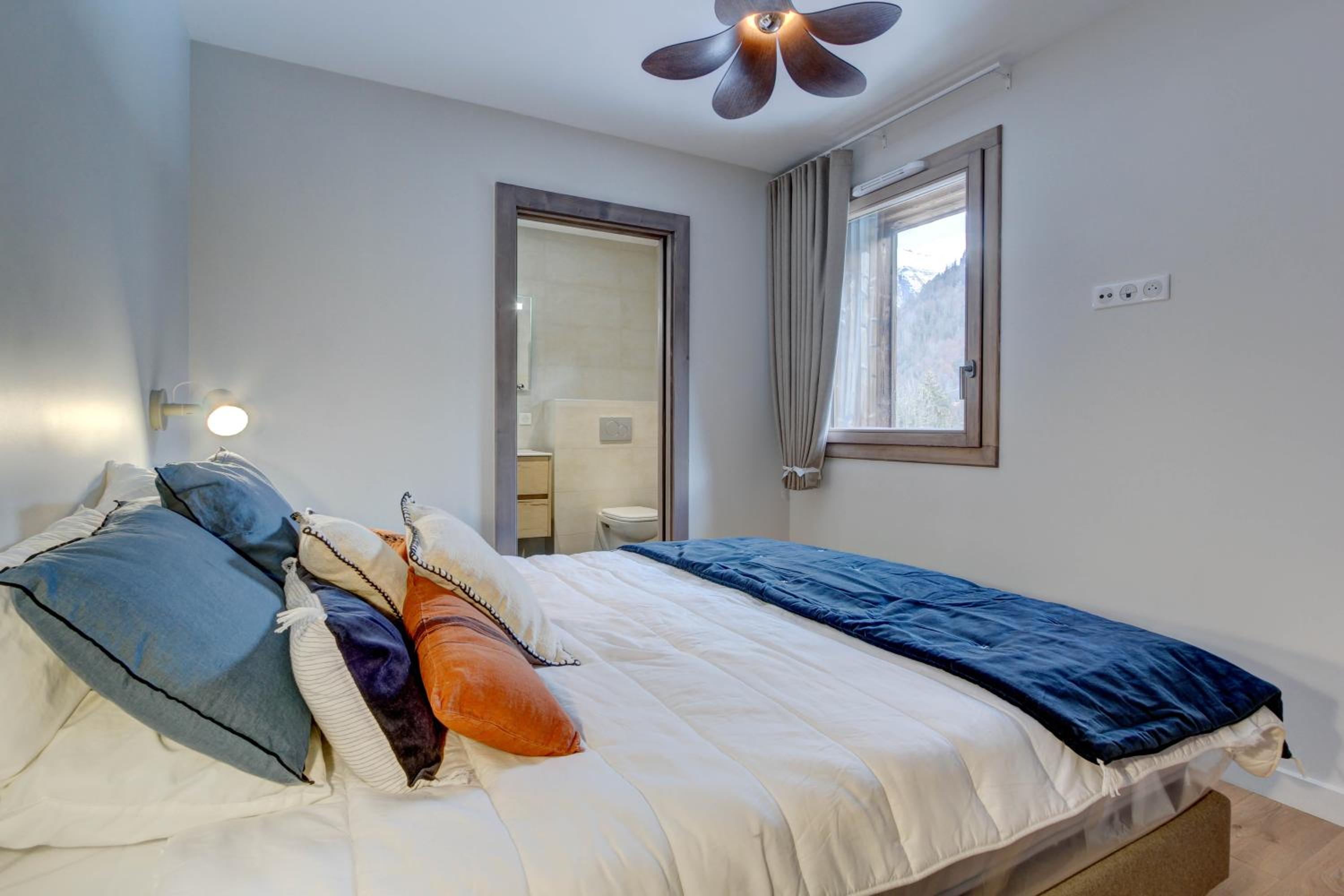 Three-Bedroom Apartment photo 2