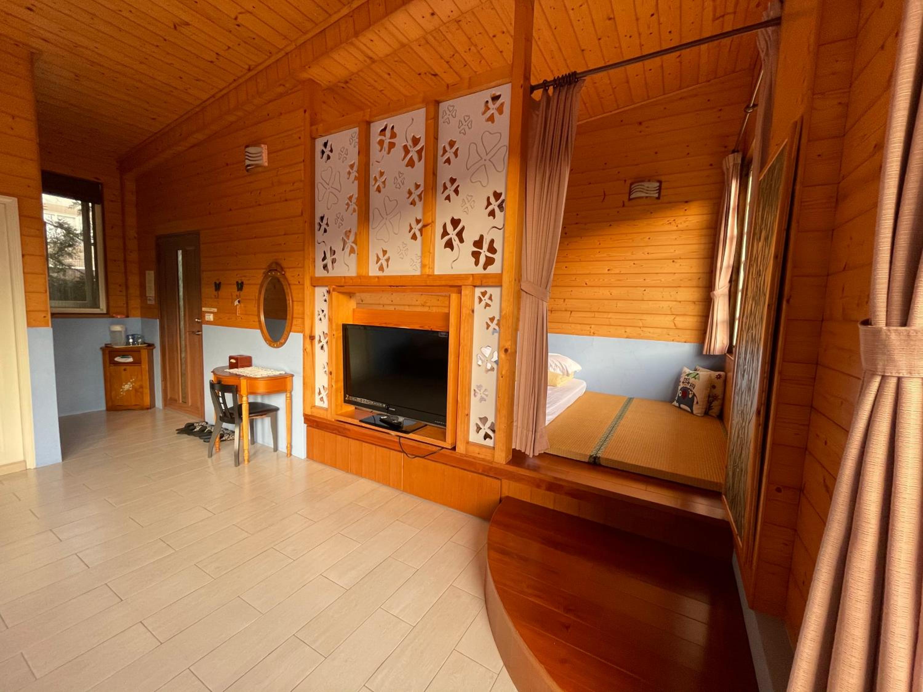 Family Room with Mountain View photo 3
