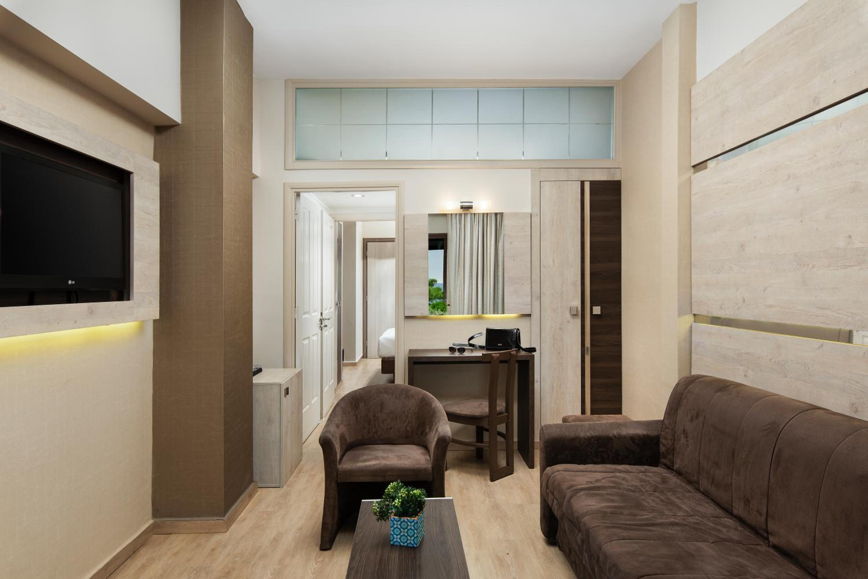 Junior Suite with Pool View photo 2