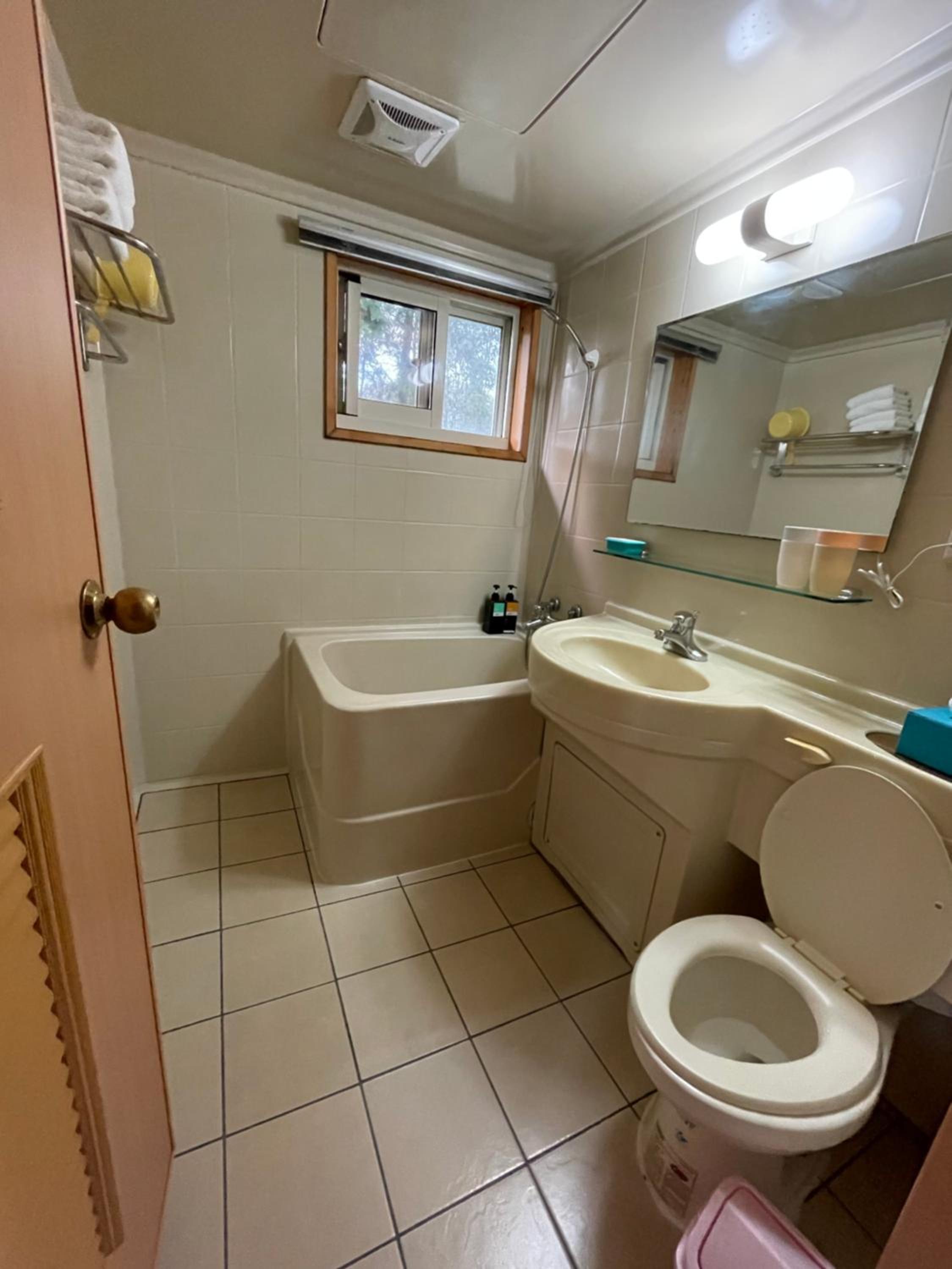 Quadruple Room - Photo 8