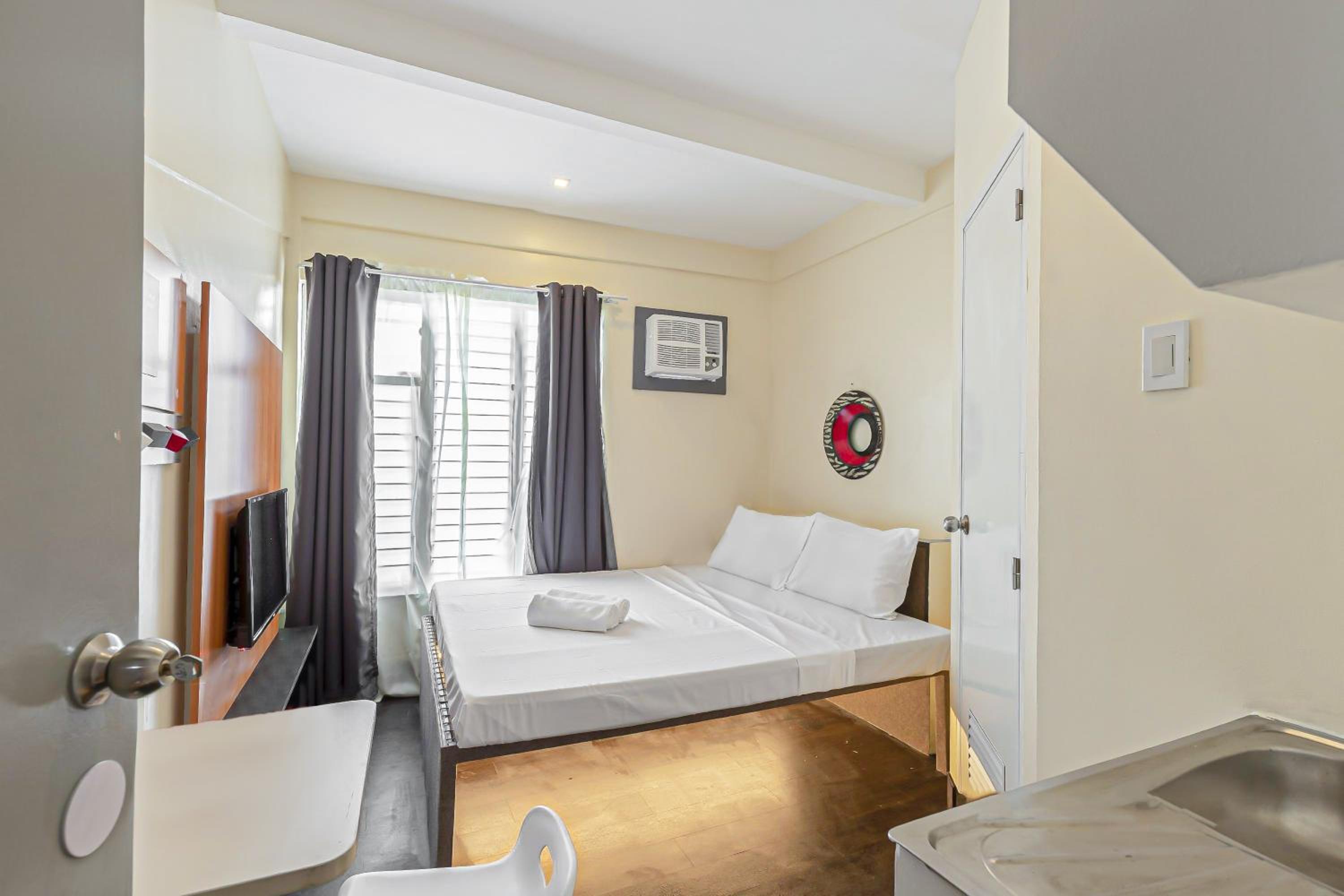Deluxe King Room - Photo 2