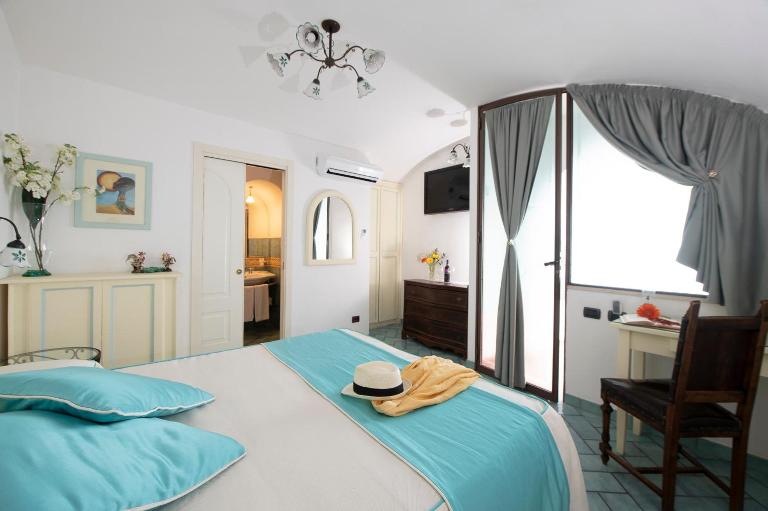 Classic Double or Twin Room - Photo 10