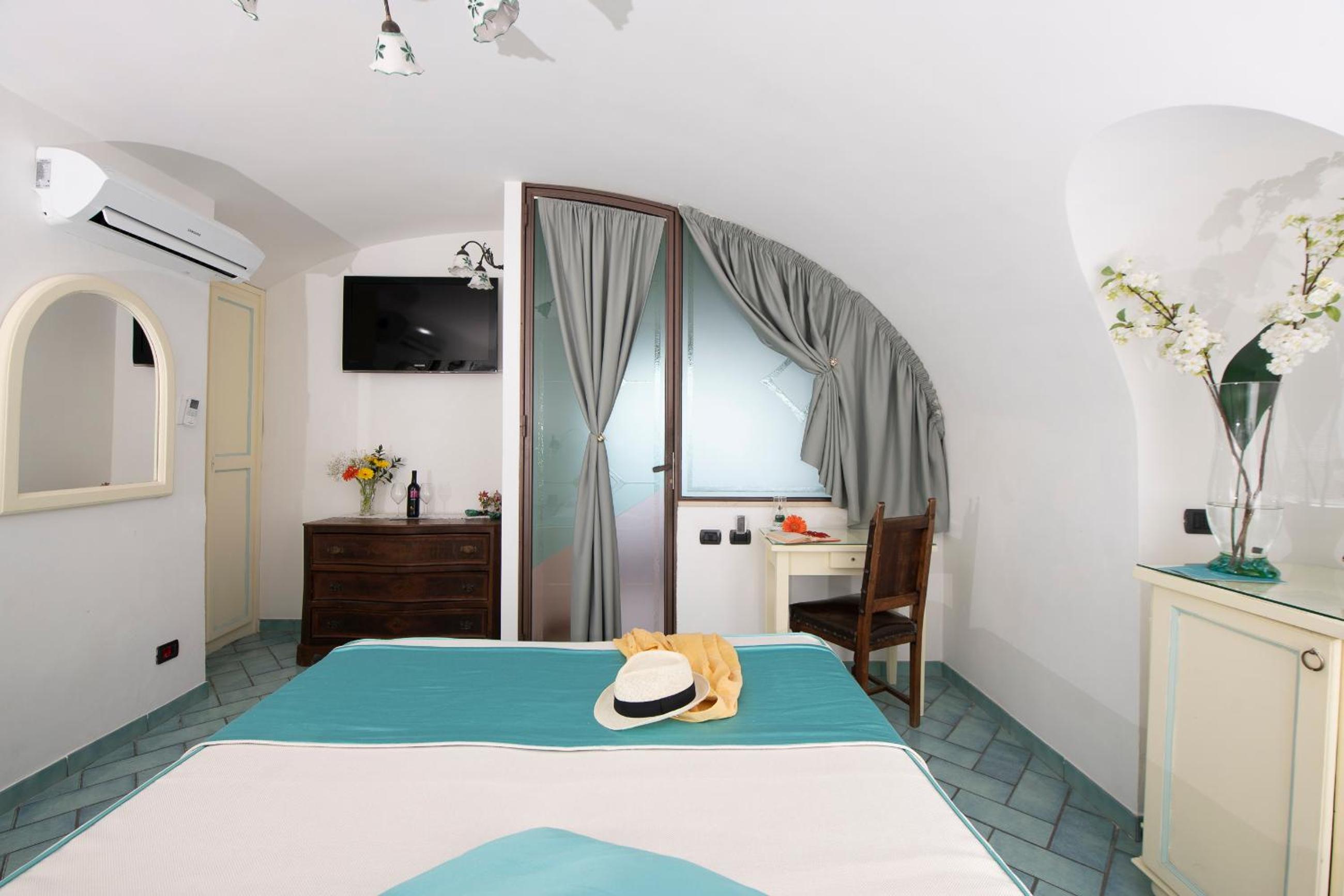 Classic Double or Twin Room - Photo 12