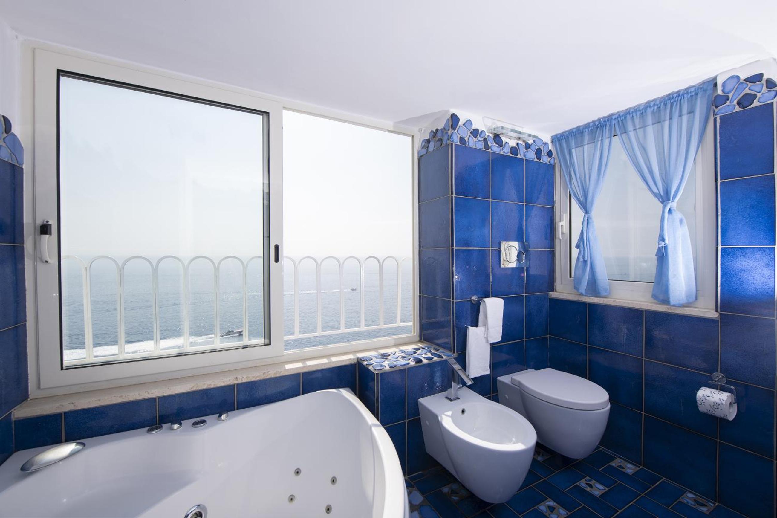 Junior Suite with Sea View and Spa Bath photo 3