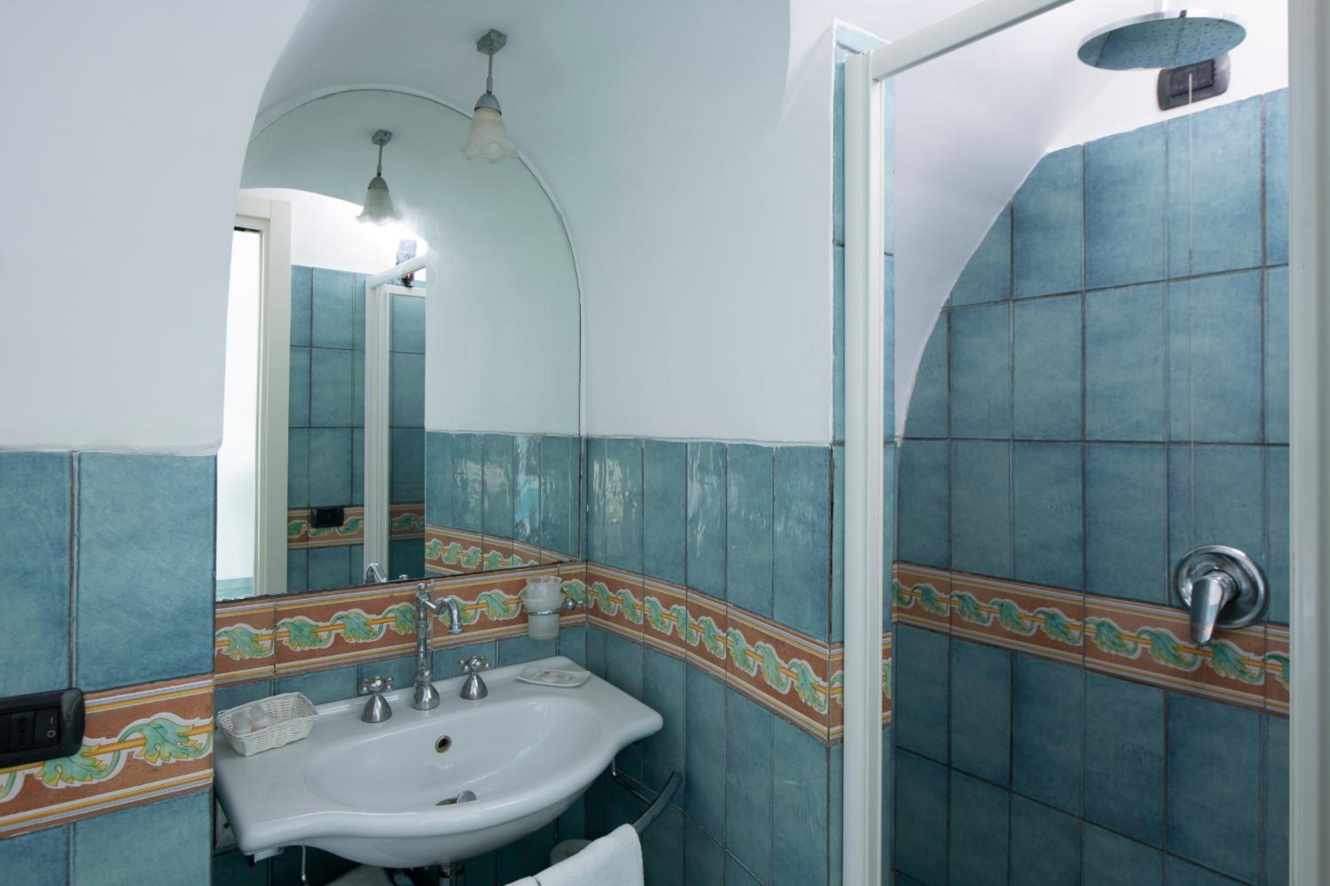 Classic Double or Twin Room - Photo 8