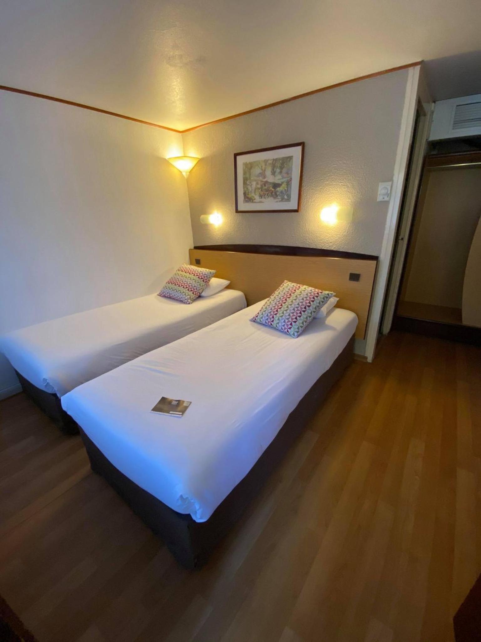 Twin Room - Photo 1