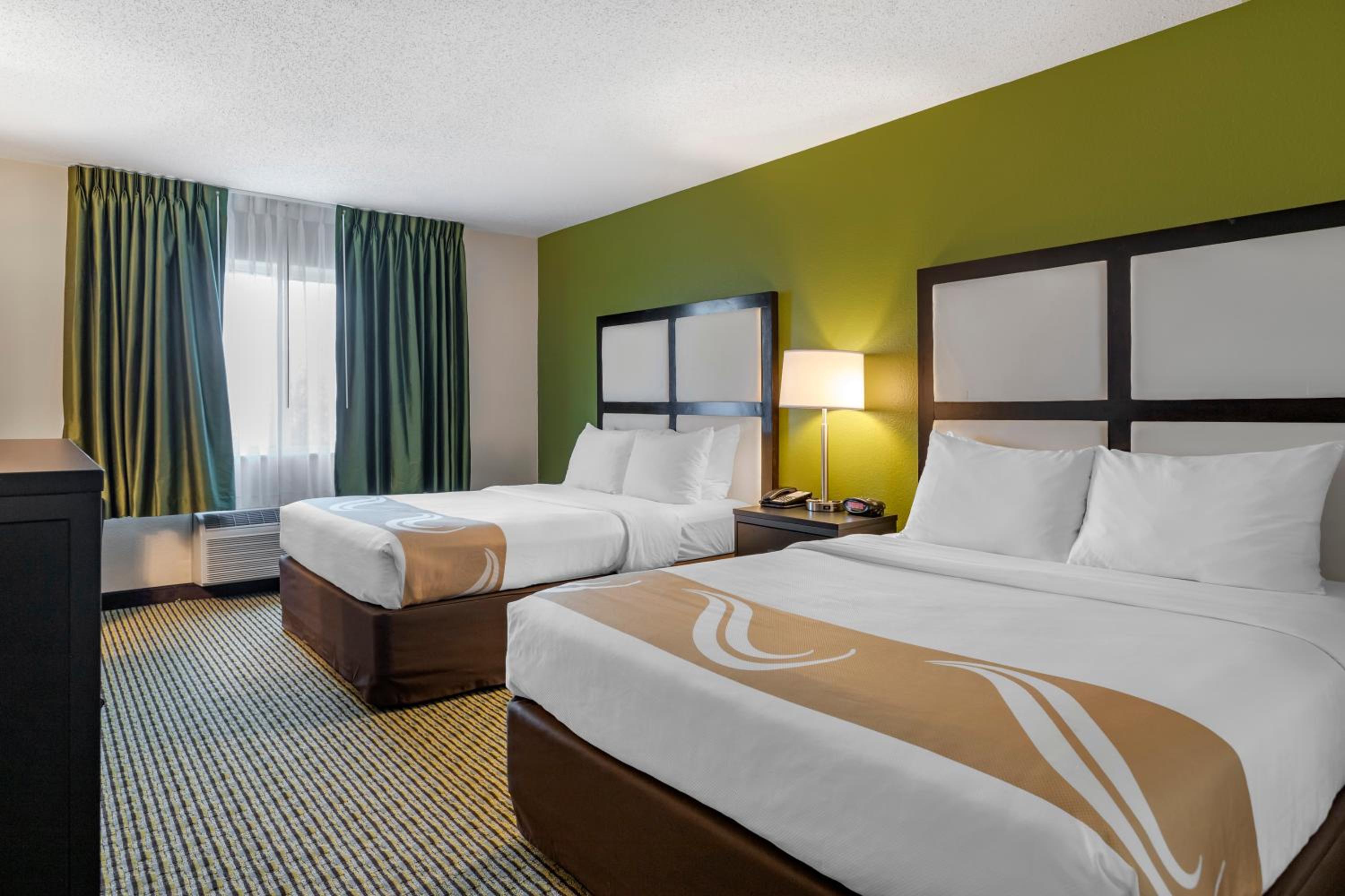 Queen Room with Two Queen Beds - Non-Smoking - Photo 4