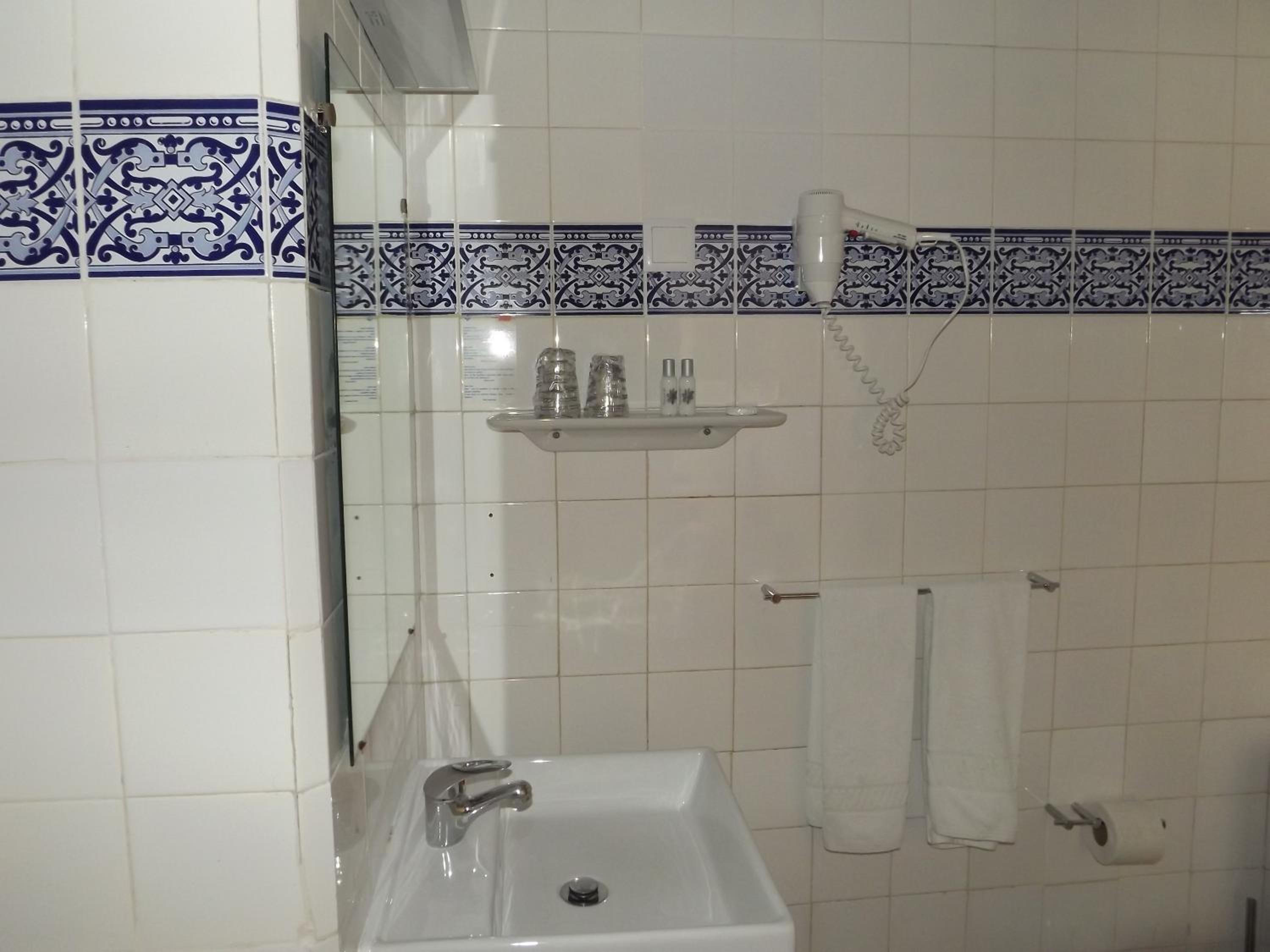 Double or Twin Room with Sea View - Photo 4
