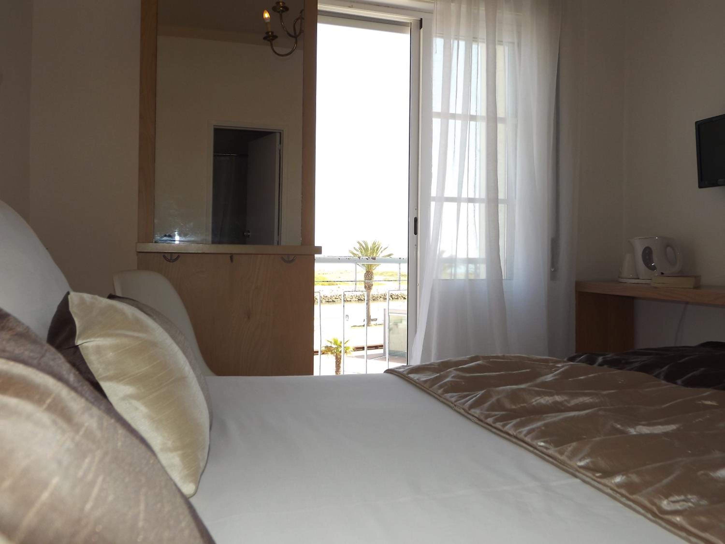 Double or Twin Room with Sea View - Photo 11
