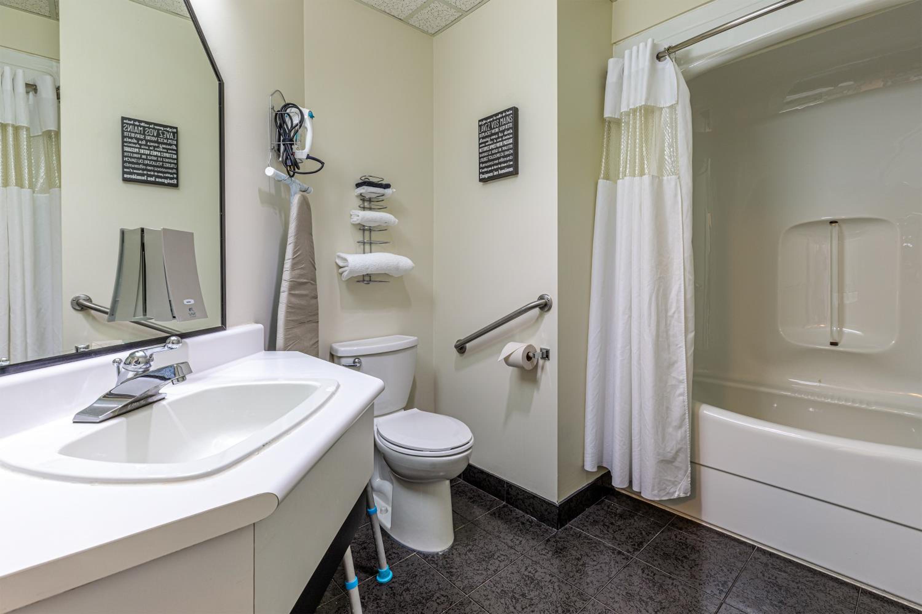 Double Room - Disability Access/Non-Smoking - Photo 3