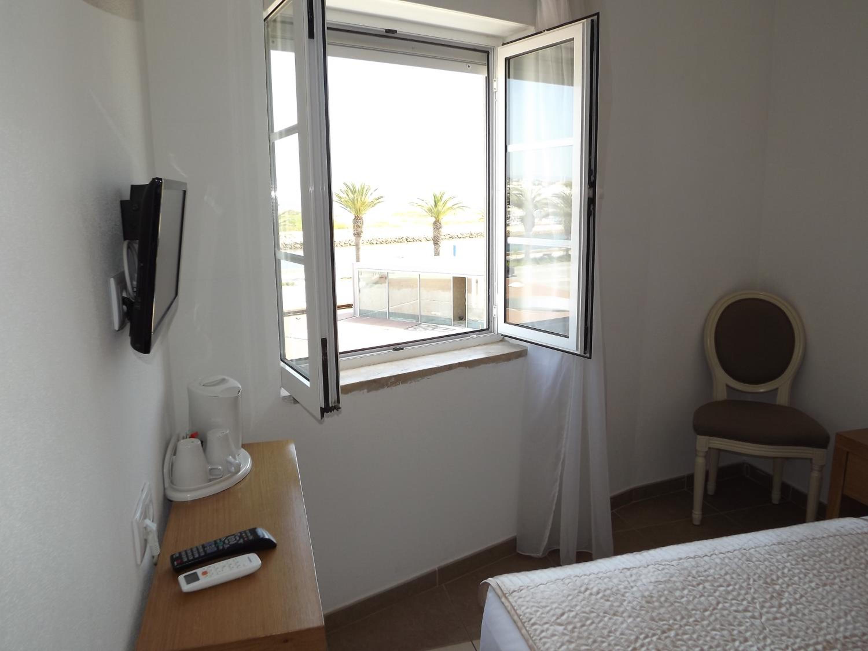 Double or Twin Room with Sea View - Photo 13