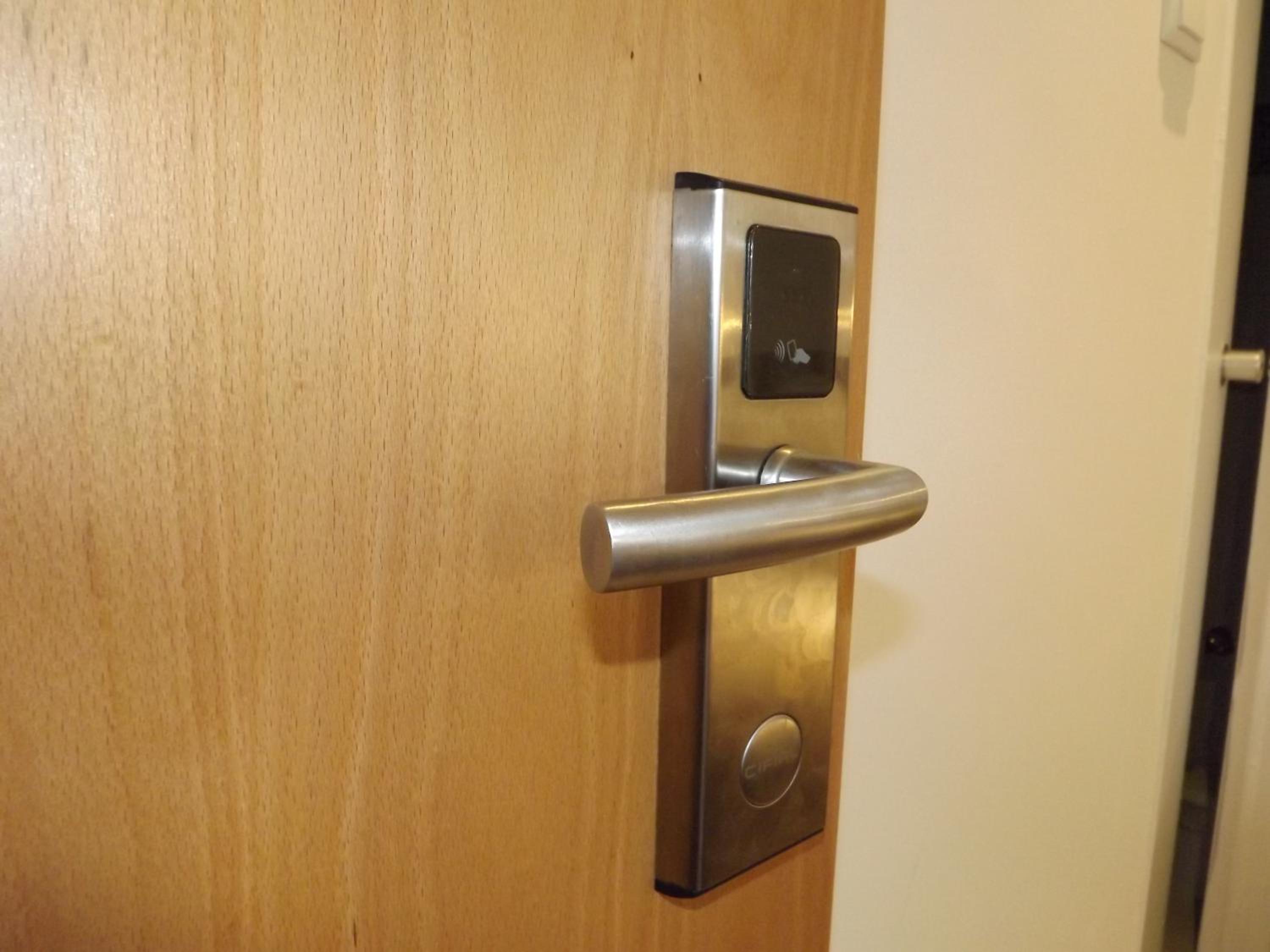 Double or Twin Room with Sea View - Photo 12