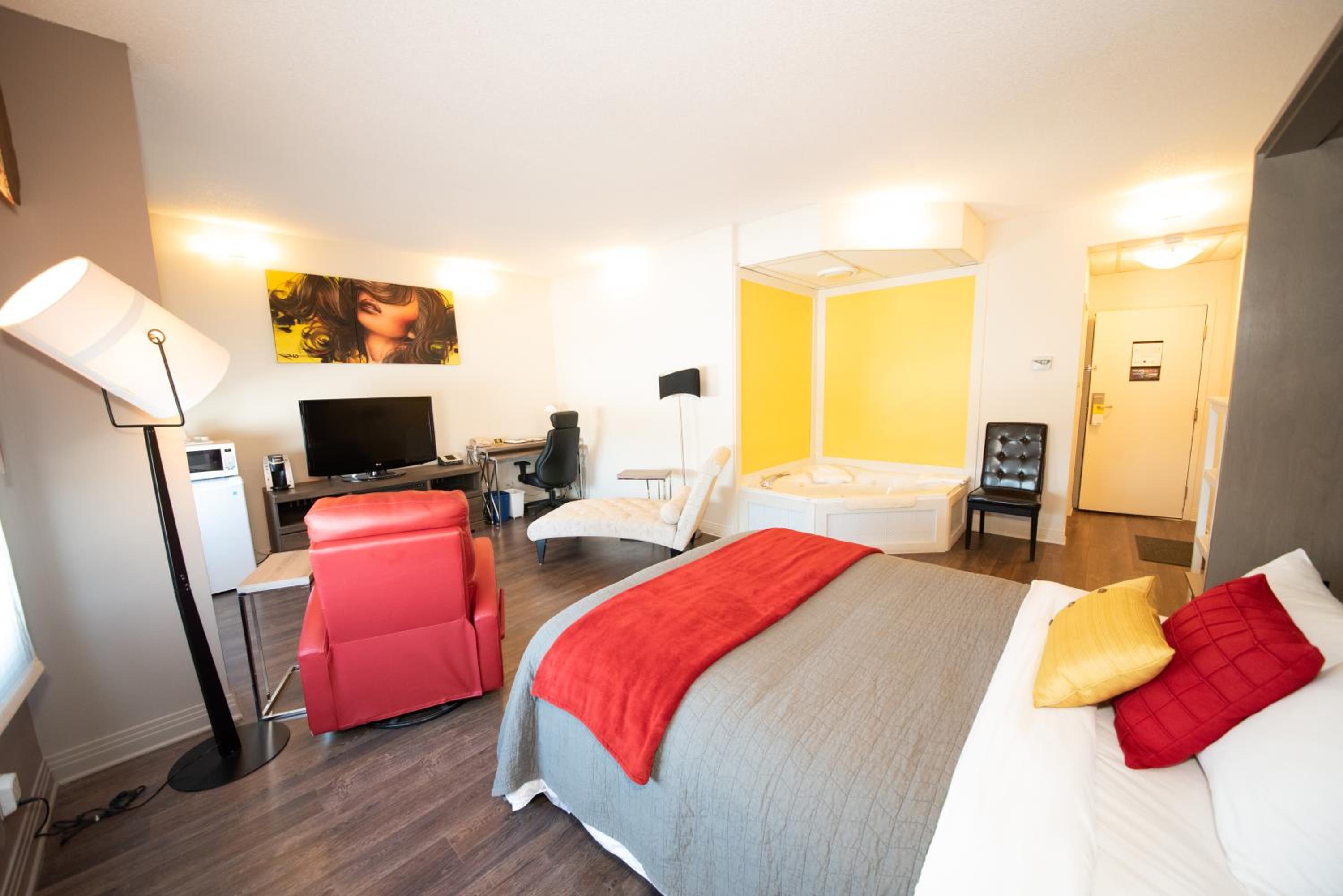 Deluxe Queen Suite - Non-Smoking - Photo 1