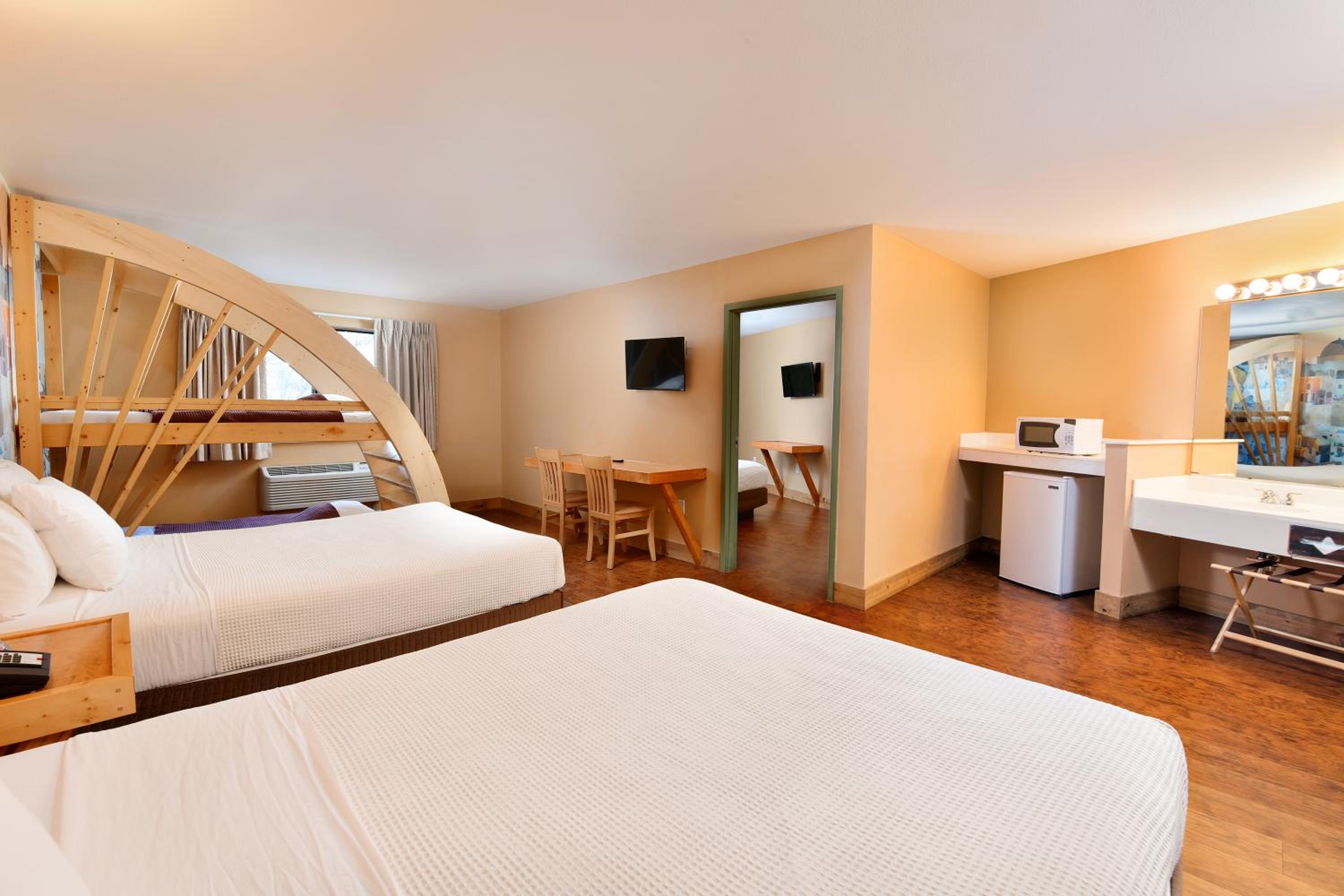 Resort Room 3 Queens with Bunk (includes free water & theme park passes) photo 3