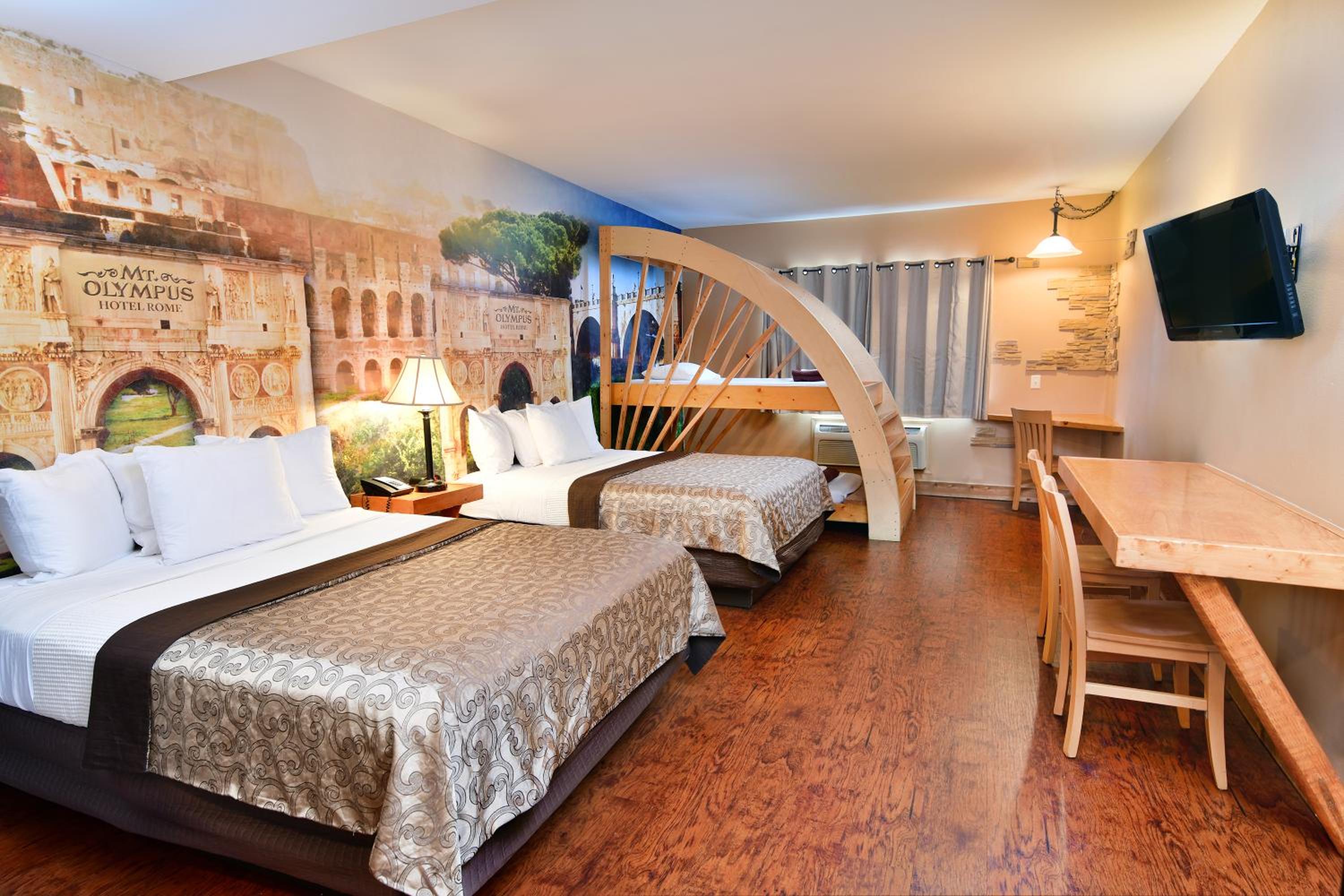 Hotel Room 2 Queen with Bunk (includes free water & theme park passes) photo 1