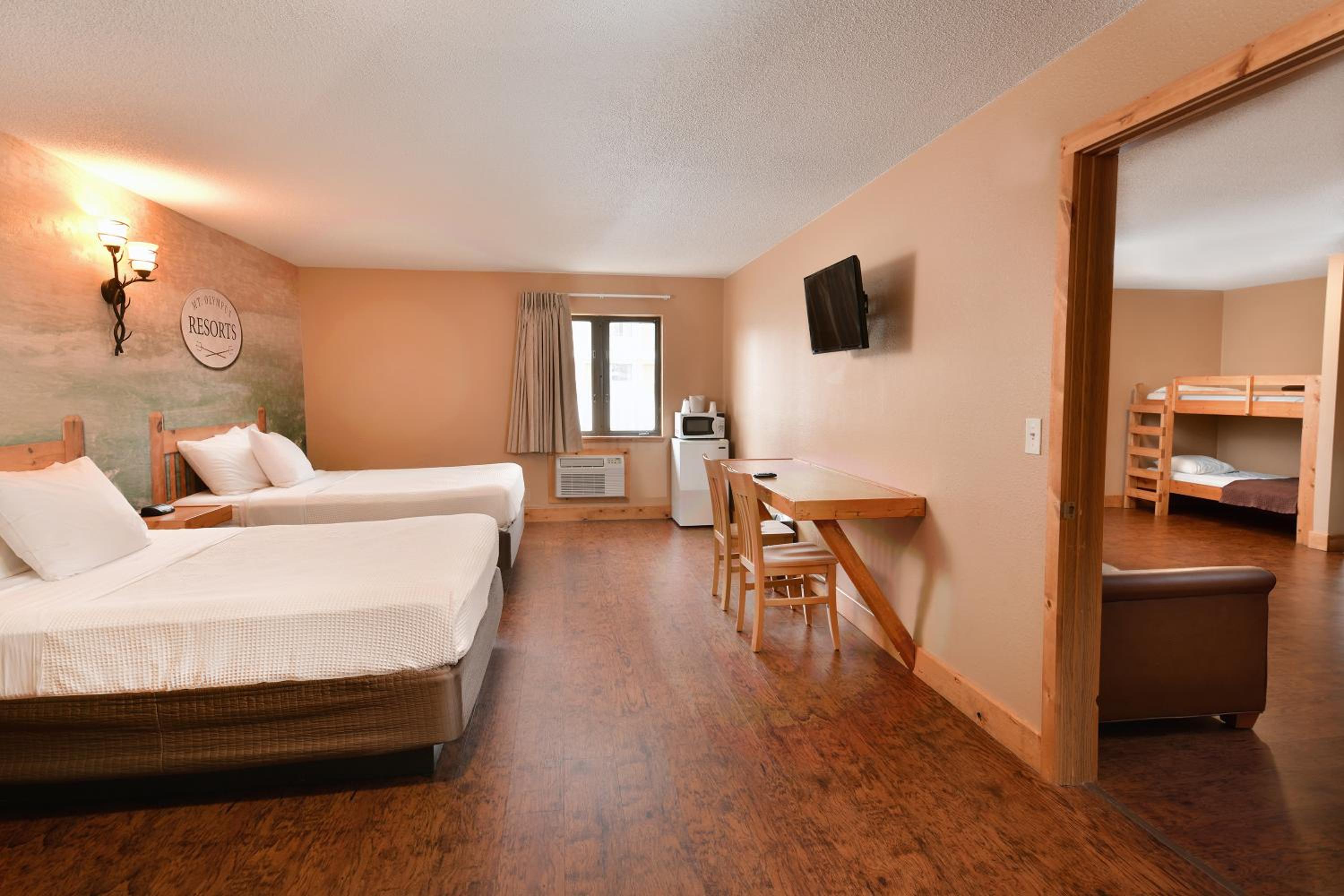 Resort Room 3 Queens with Bunk (includes free water & theme park passes) photo 1