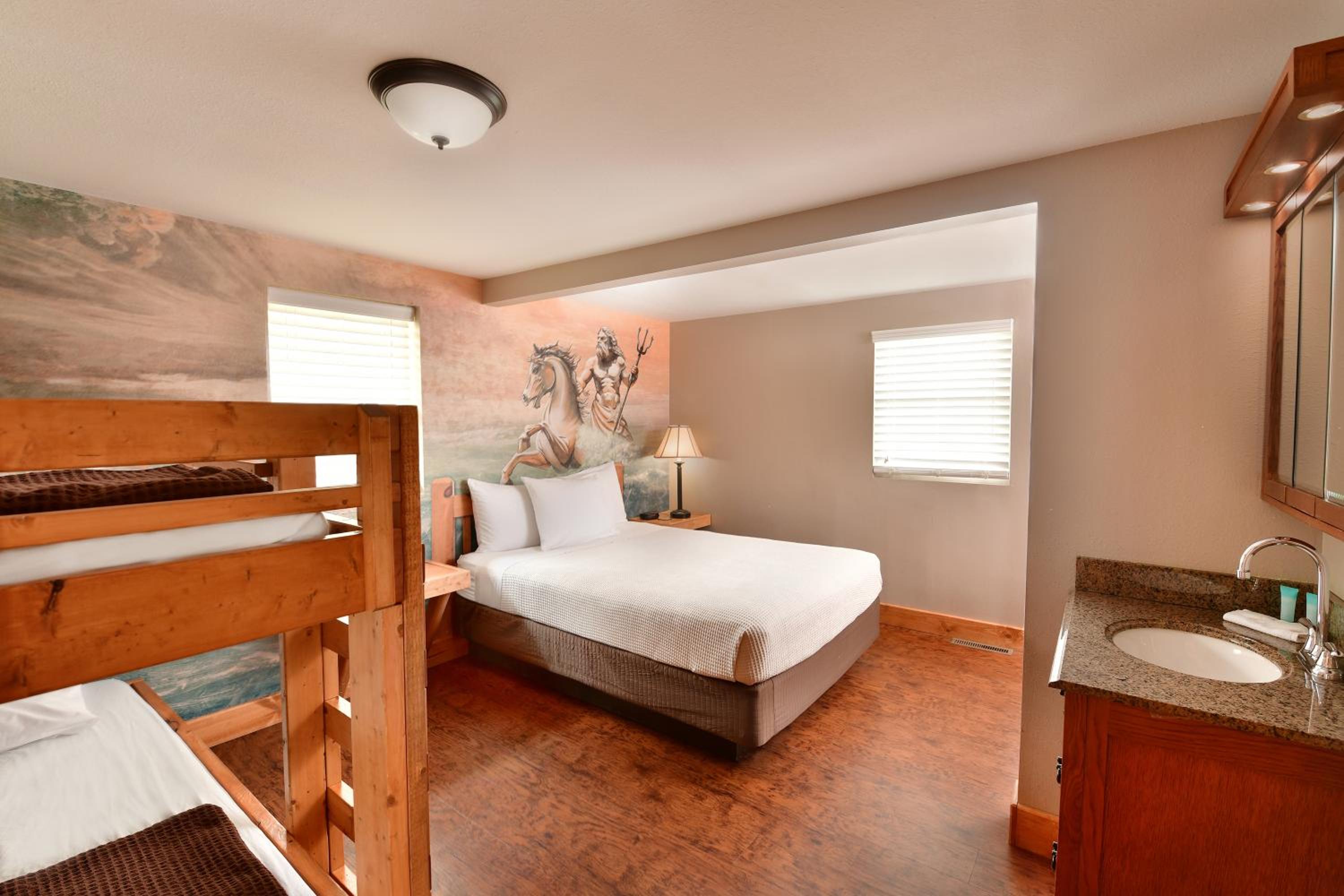 Resort Room 1 Queen with Bunk (includes free water & theme park passes) photo 2