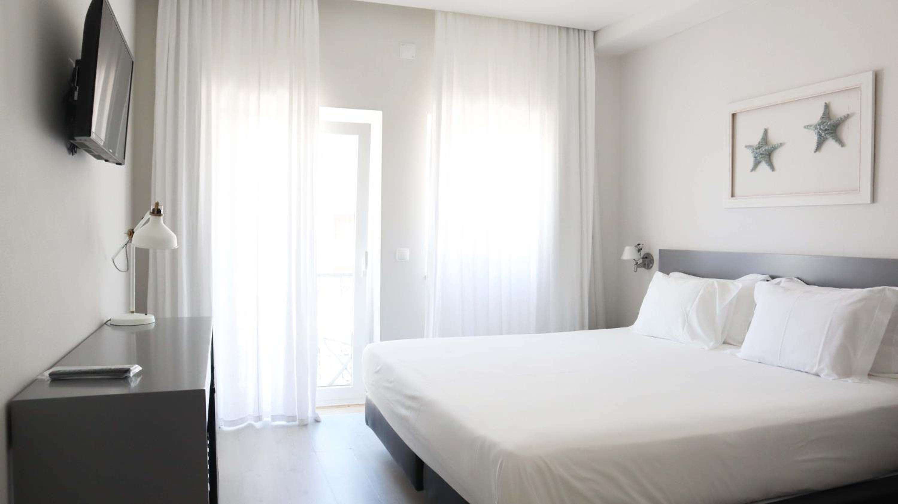 Double Room with Side Sea View and Balcony photo 2