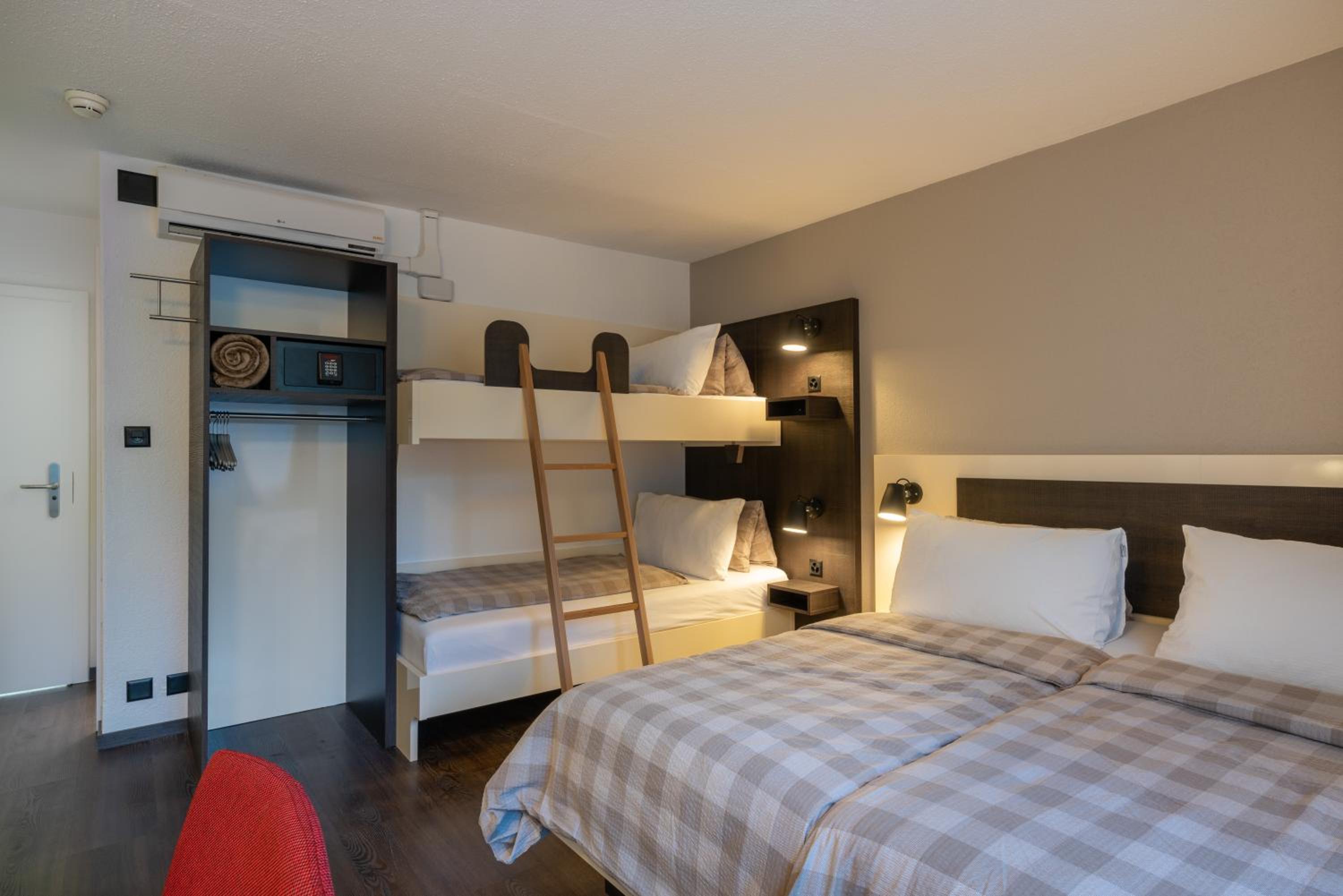 Quadruple Room with Air Conditioning - Photo 8