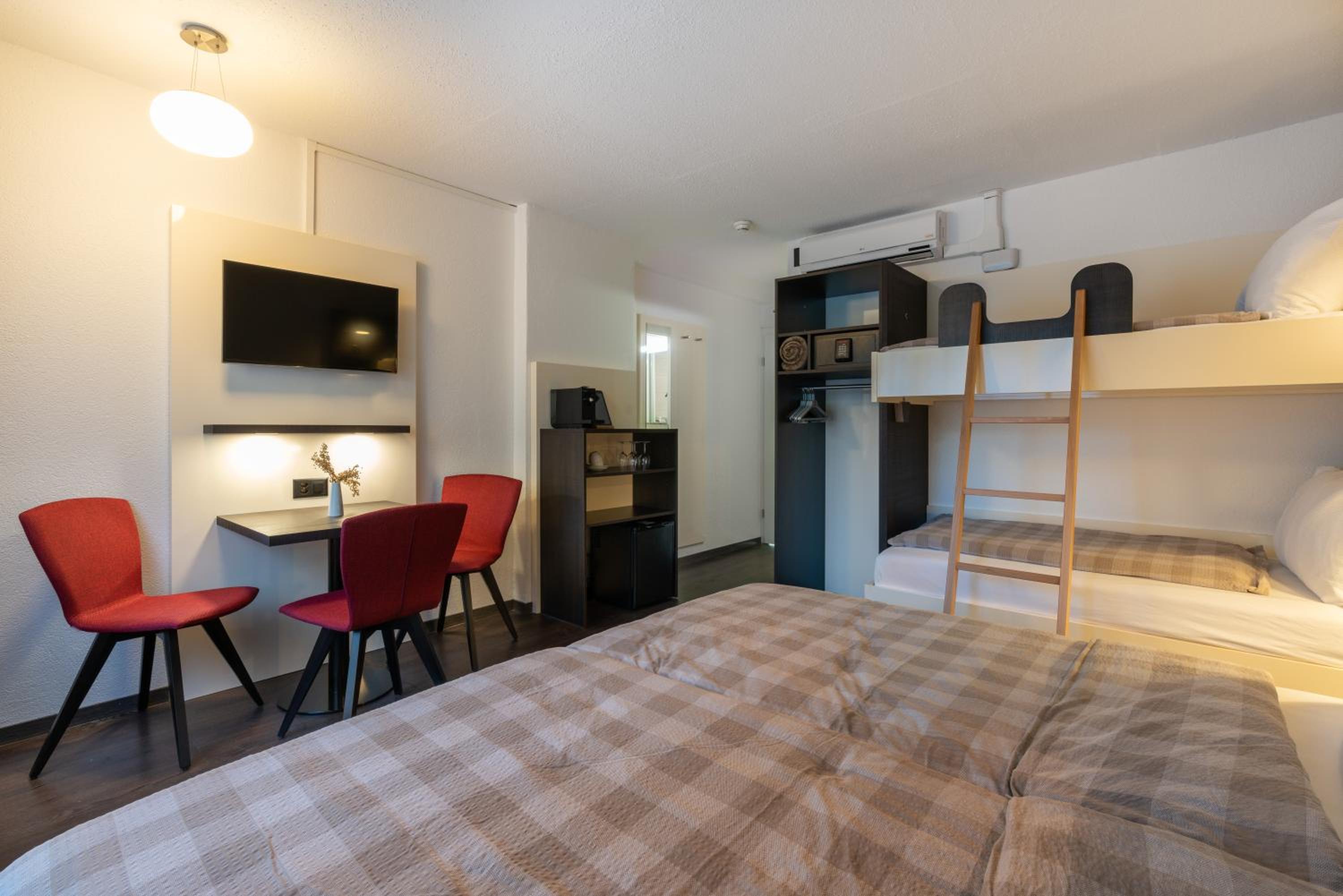 Quadruple Room with Air Conditioning - Photo 6