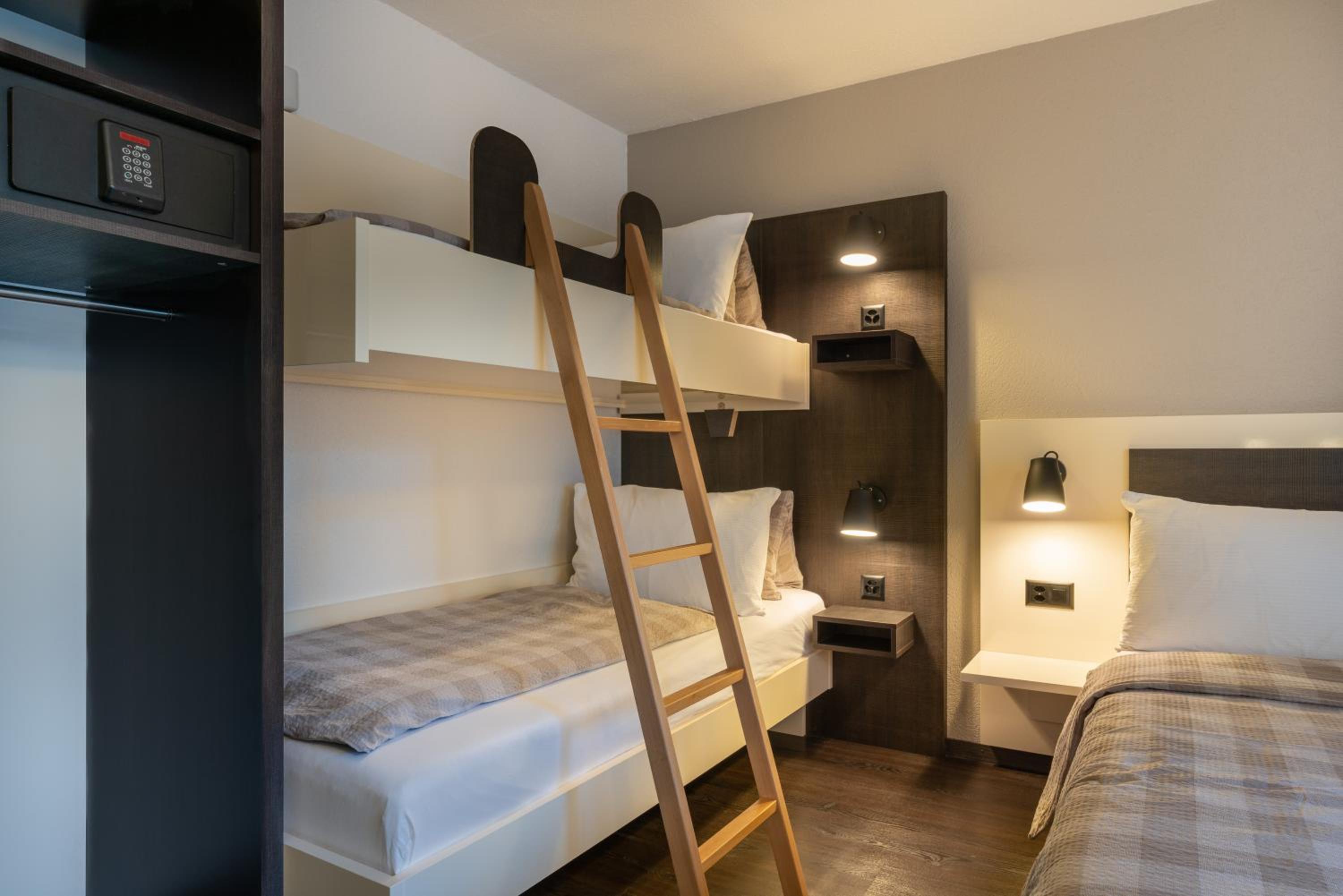Quadruple Room with Air Conditioning - Photo 1