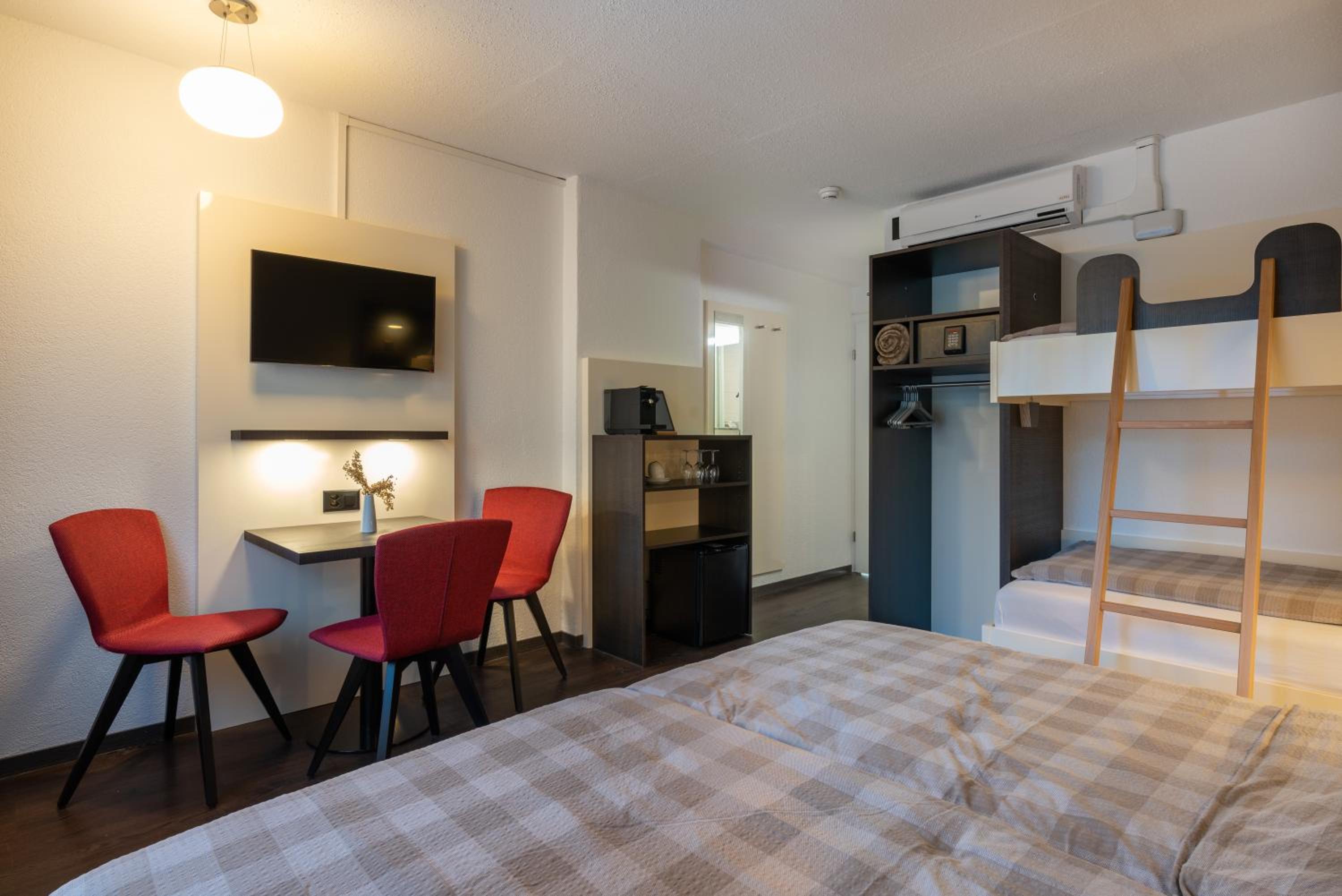Quadruple Room with Air Conditioning - Photo 2