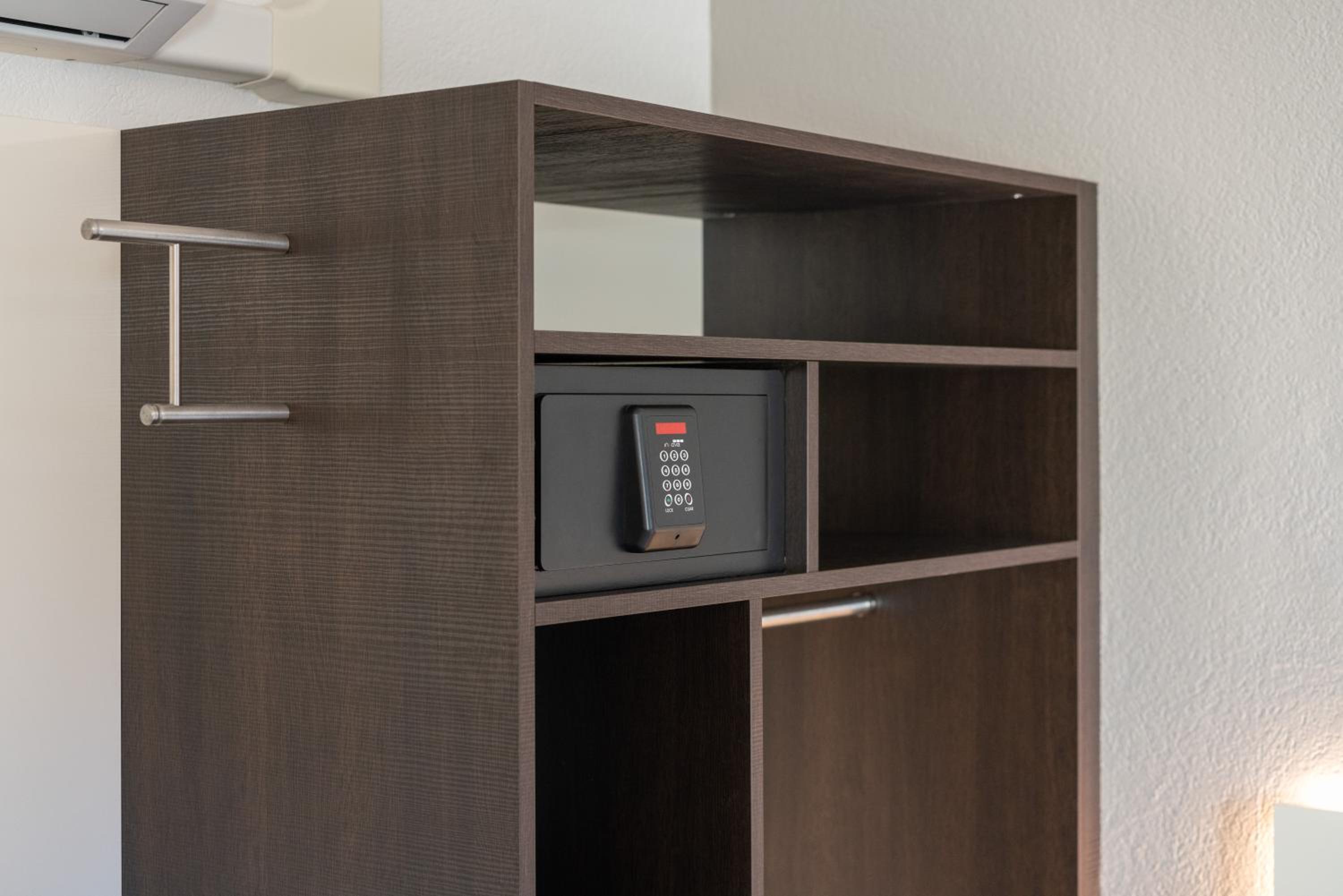 Economy Double Room with Air Conditioning - Photo 4