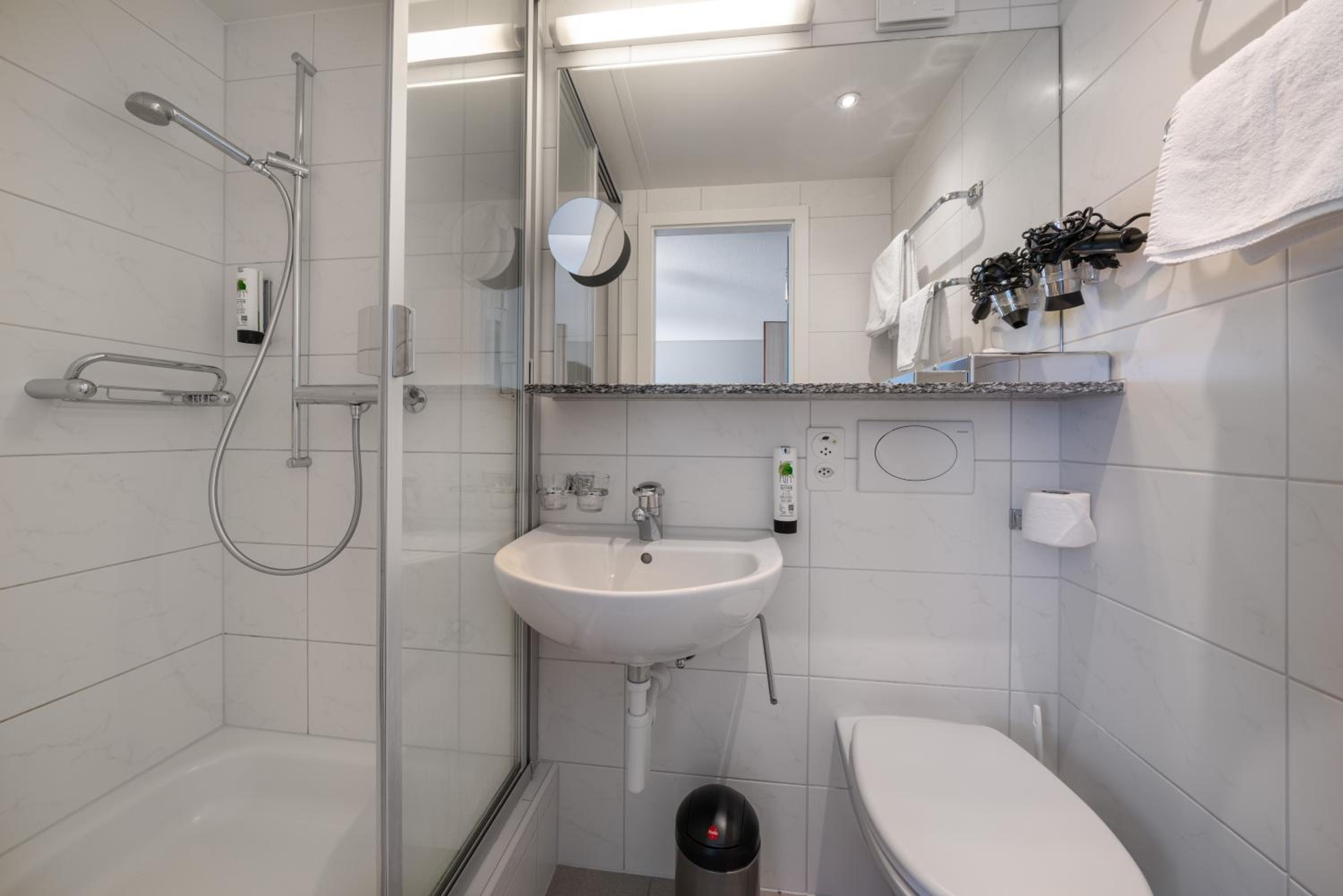 Economy Double Room with Air Conditioning - Photo 8