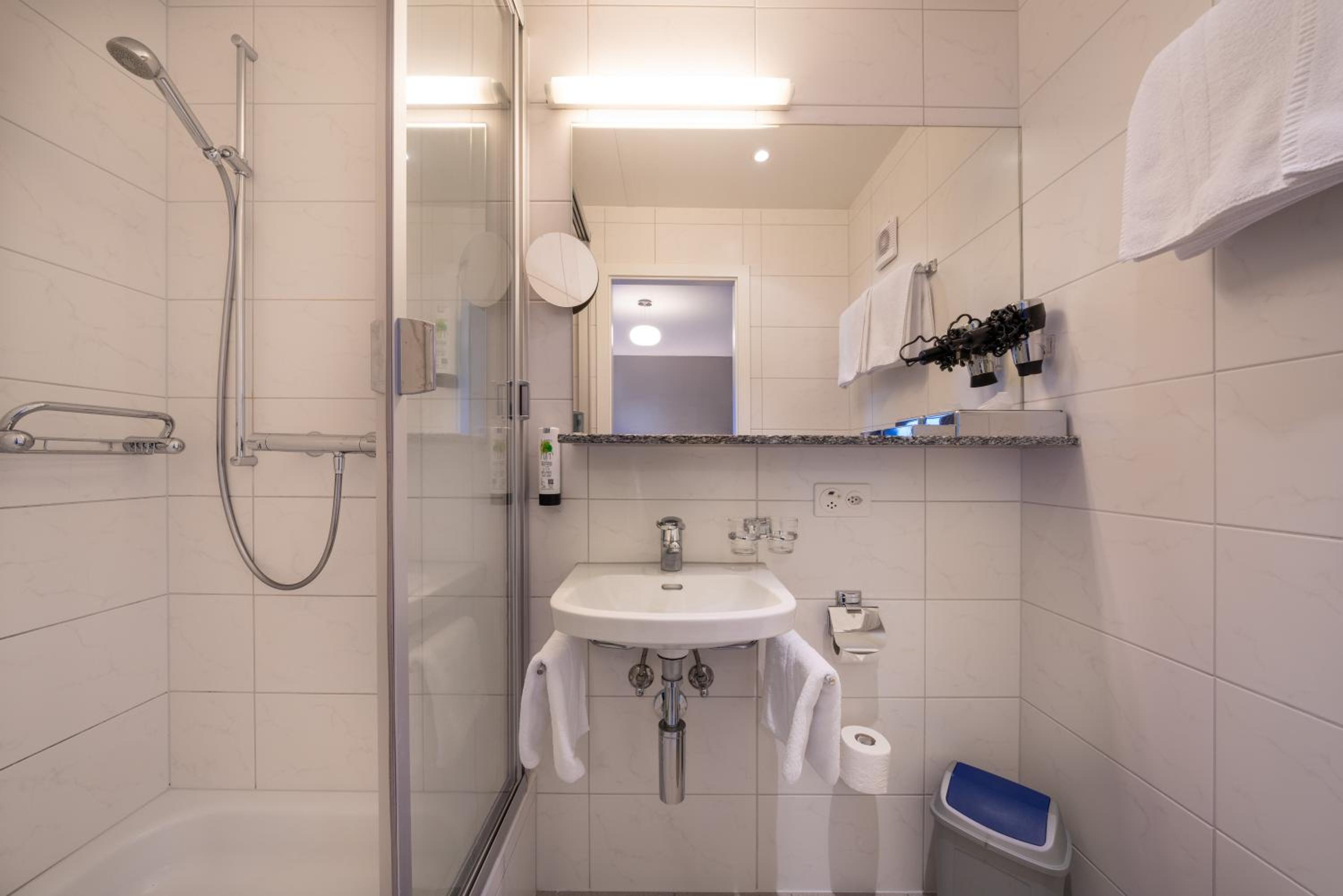 Double Room with Air Conditioning - Photo 3