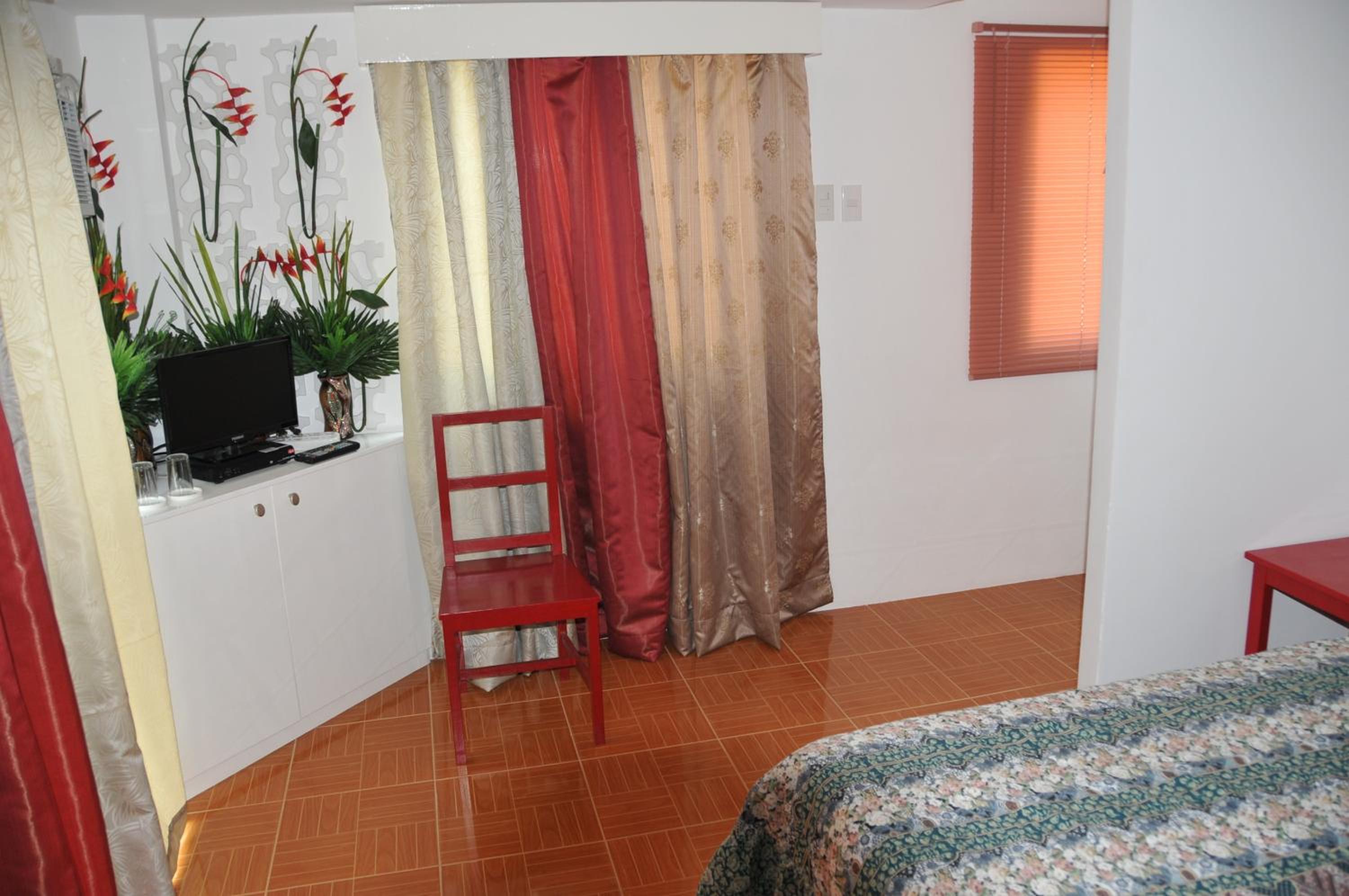 Queen Room with Garden View - Photo 2
