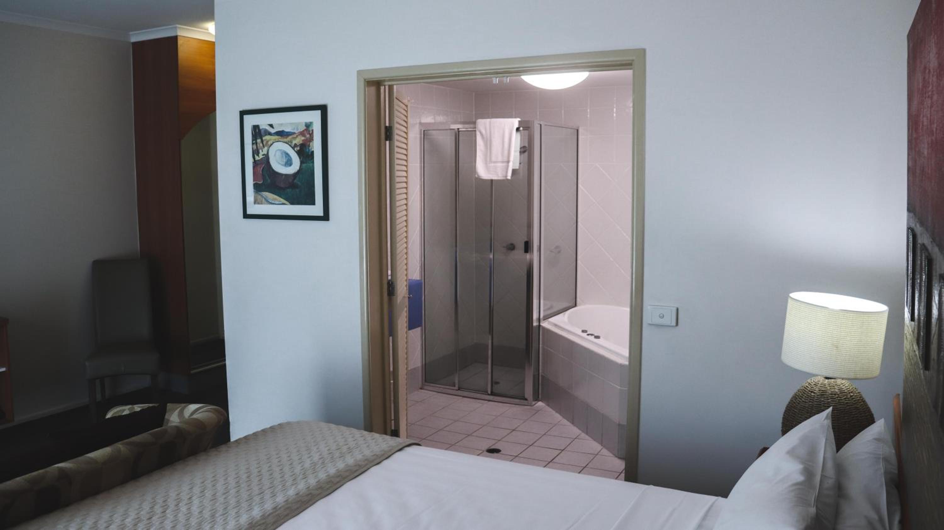 King Room with Spa - Photo 8