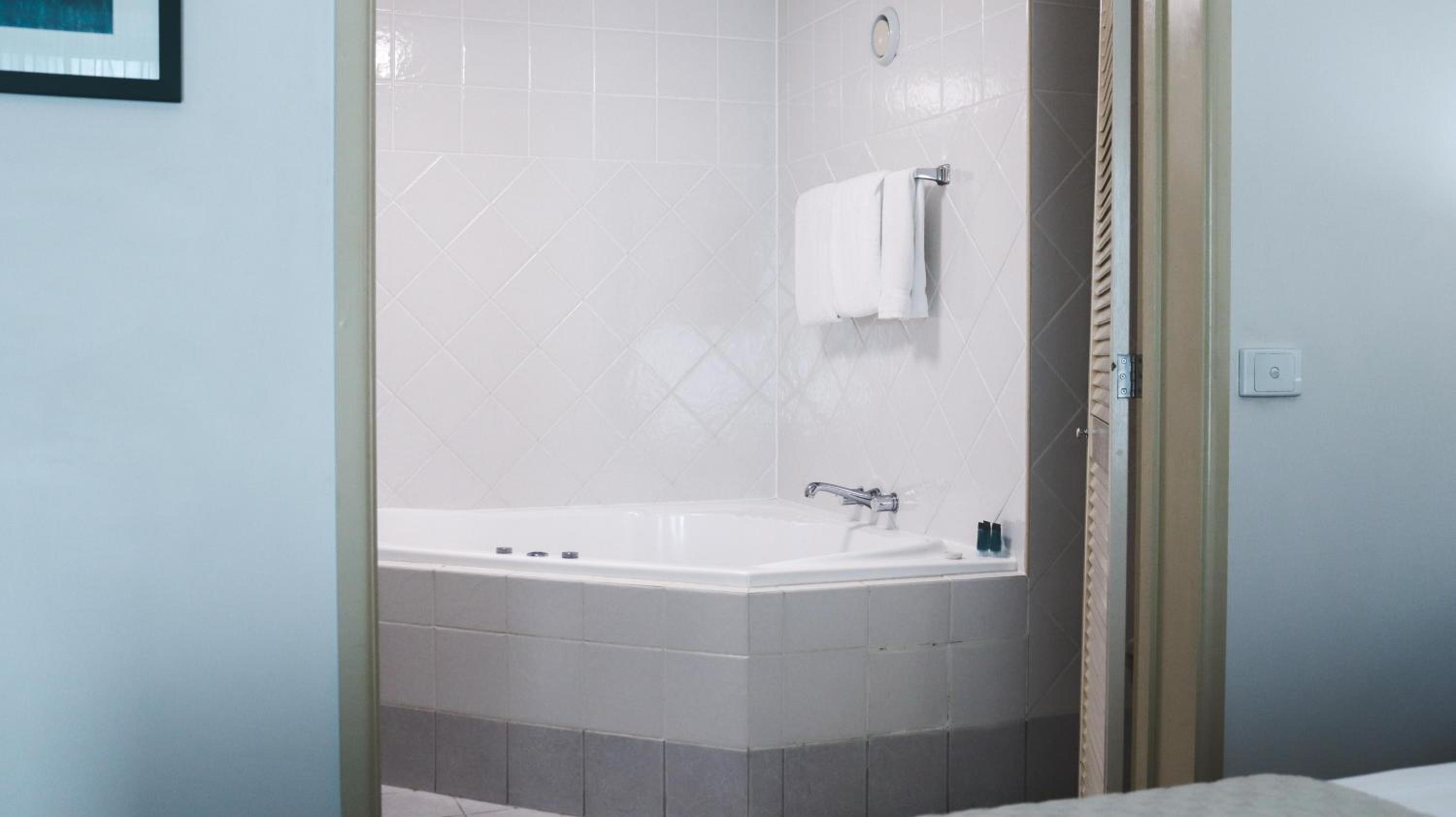 King Room with Spa - Photo 7